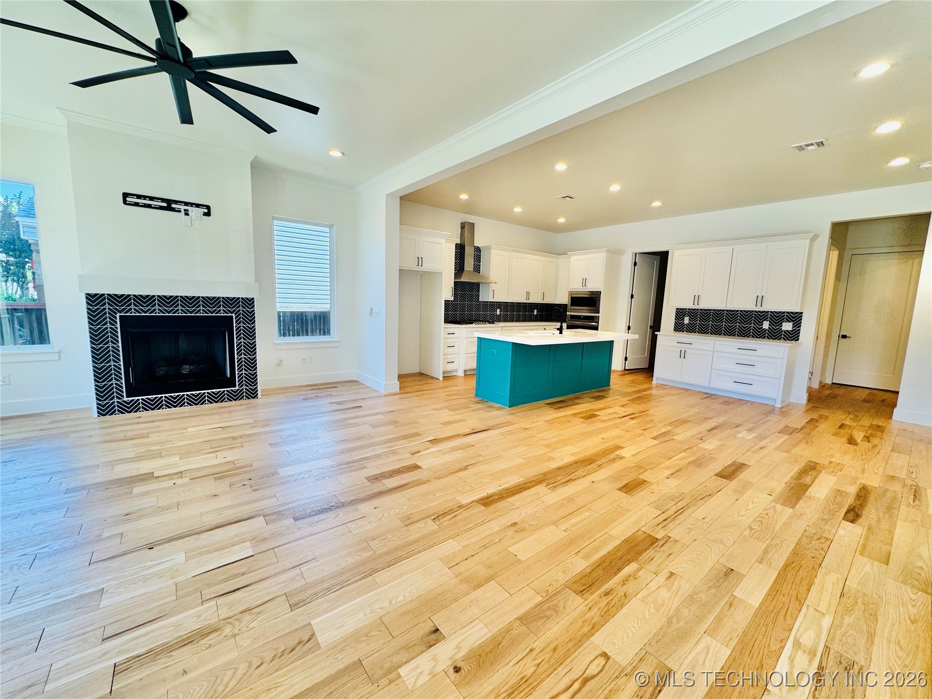 913 E 37th Street S Property Photo 4