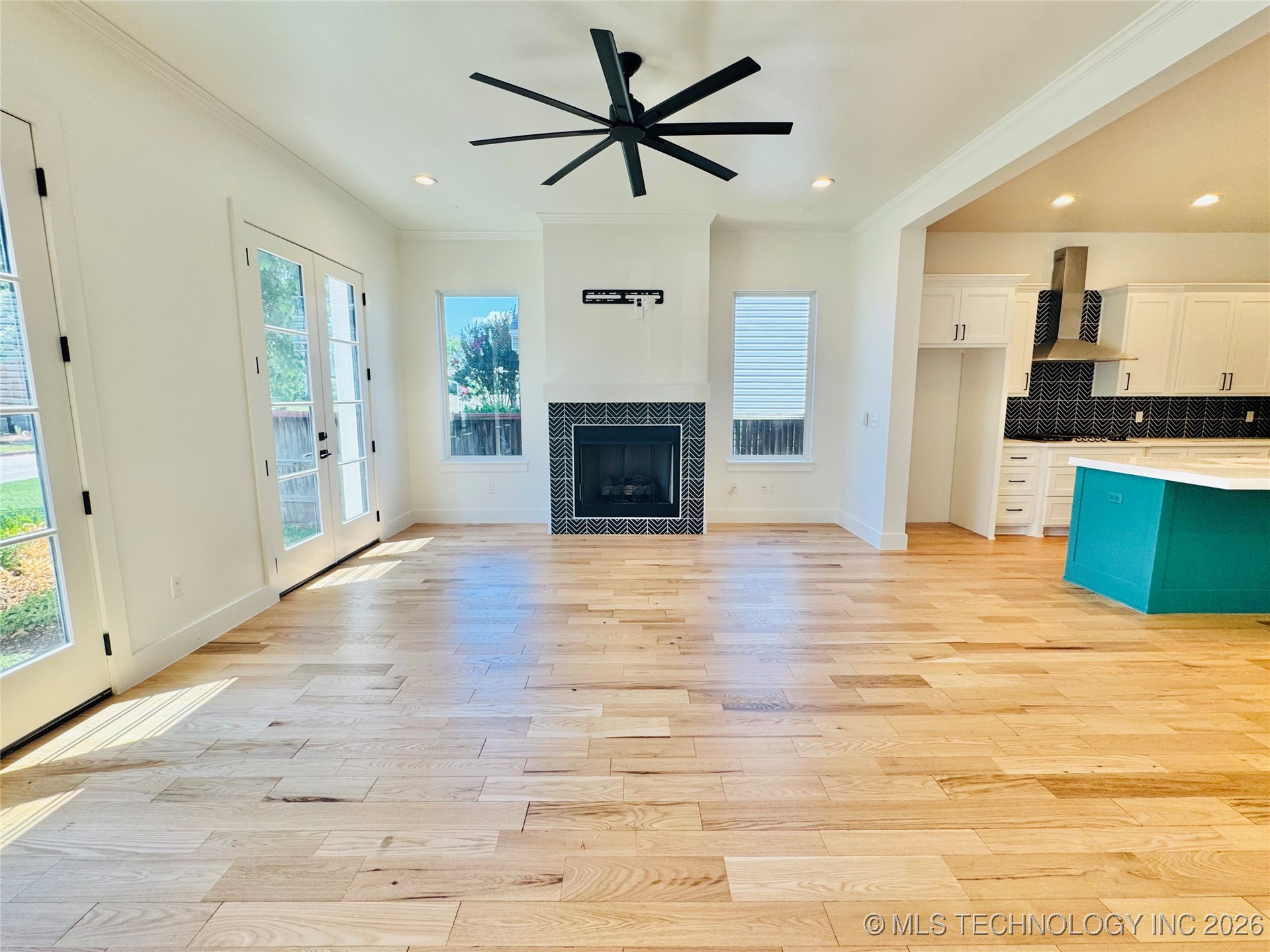 913 E 37th Street S Property Photo 5