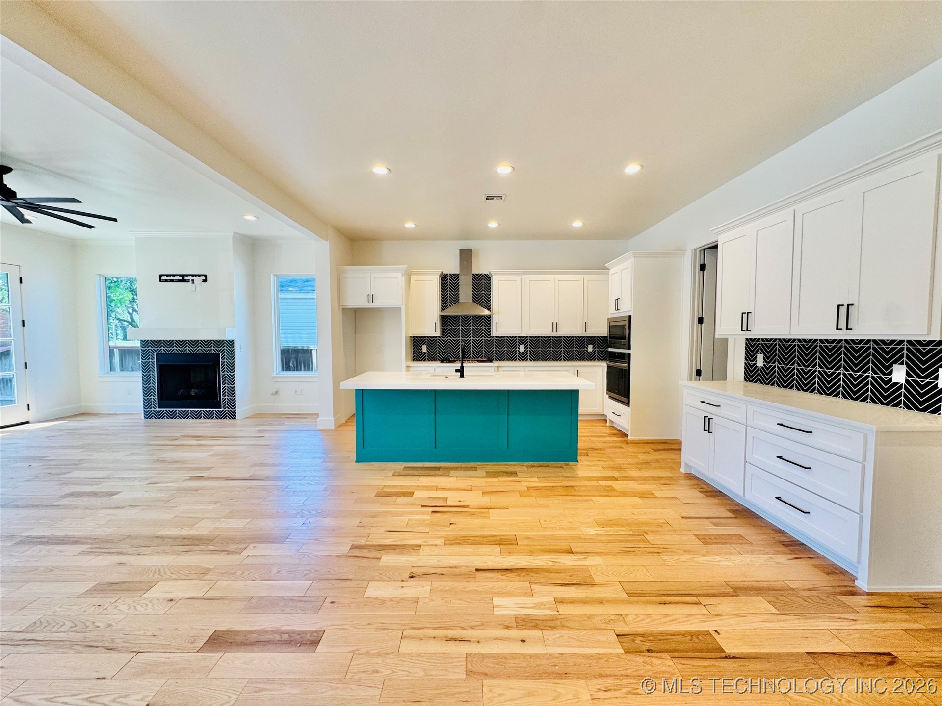 913 E 37th Street S Property Photo 7