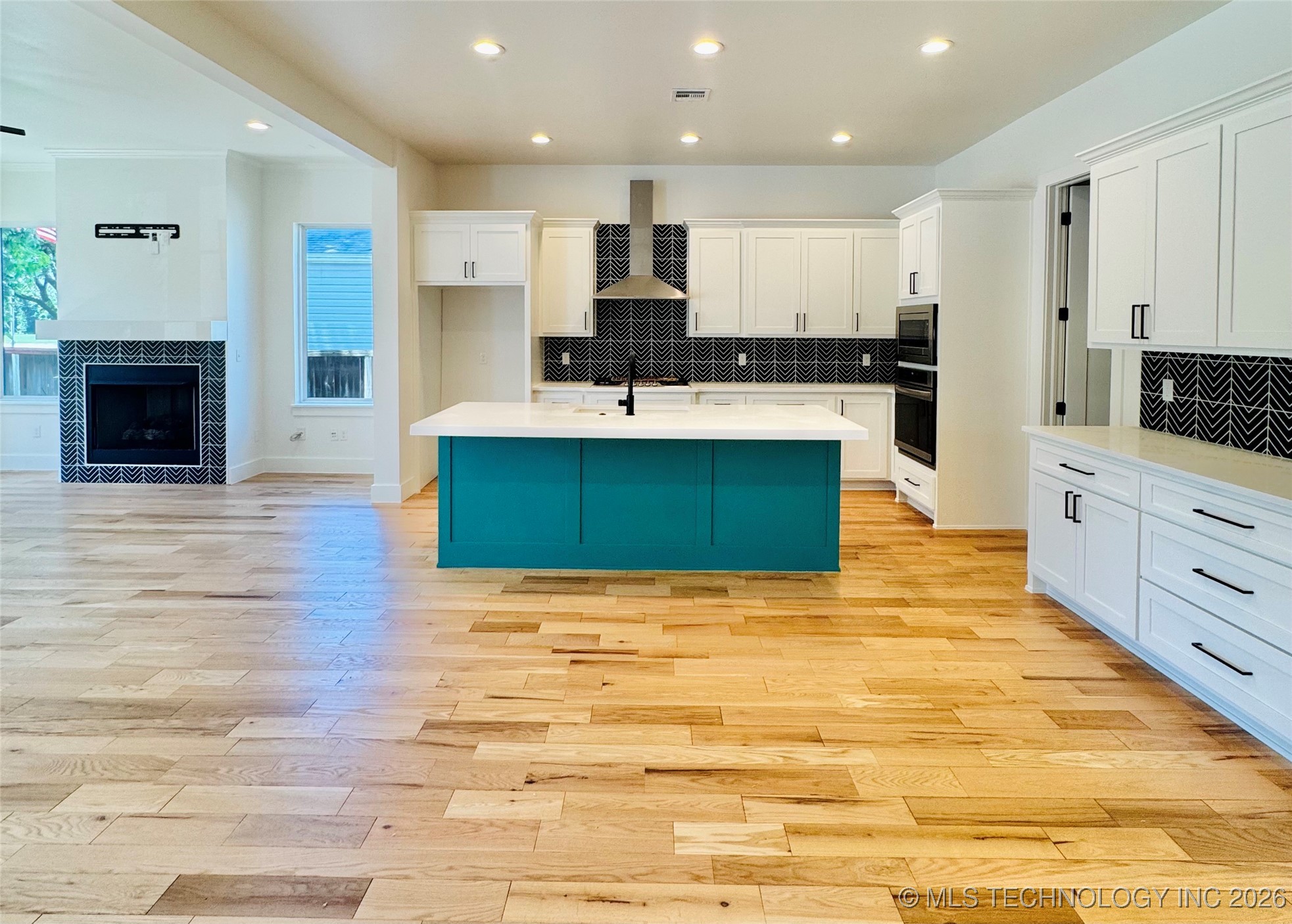 913 E 37th Street S Property Photo 8