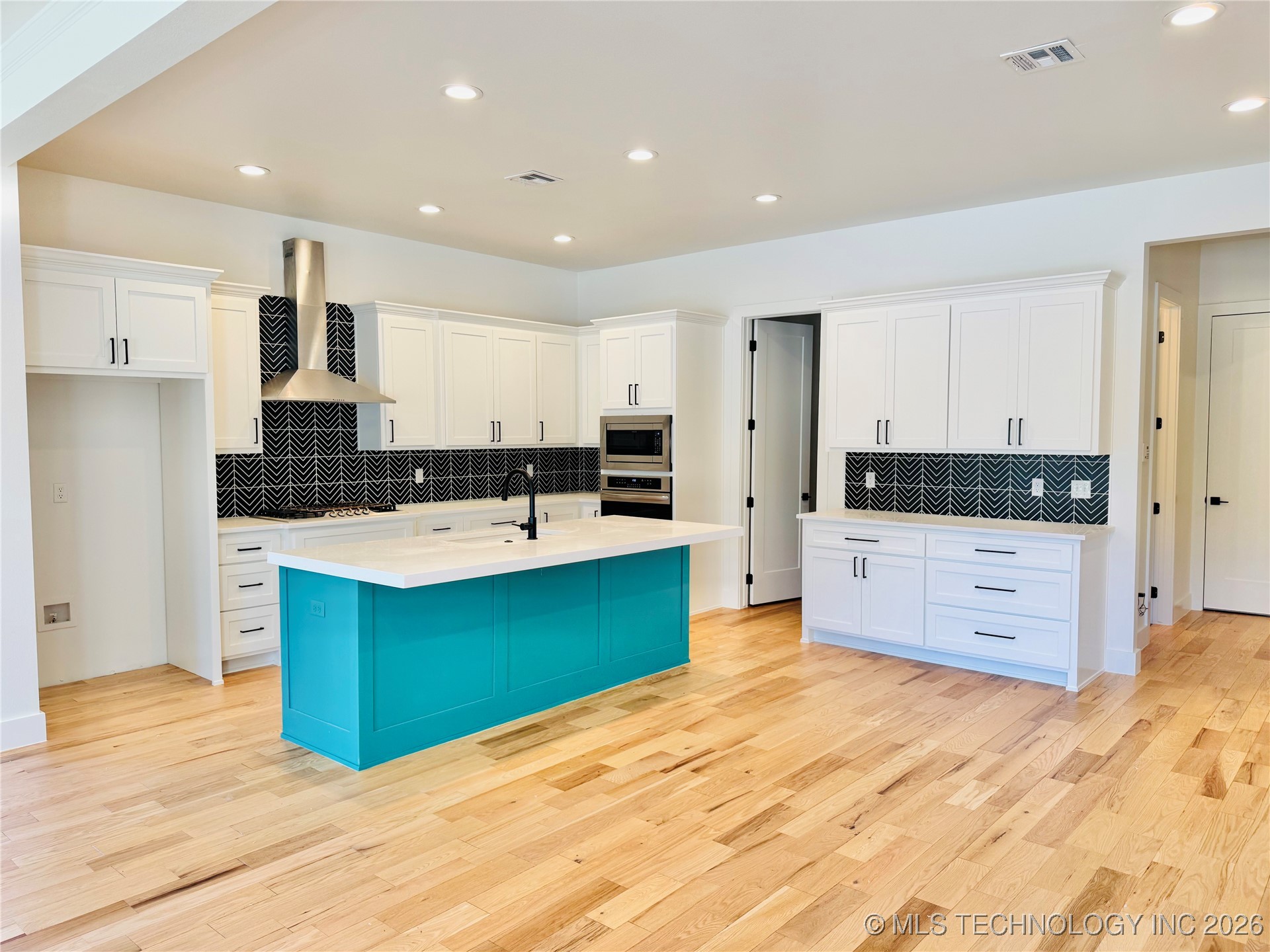 913 E 37th Street S Property Photo 9