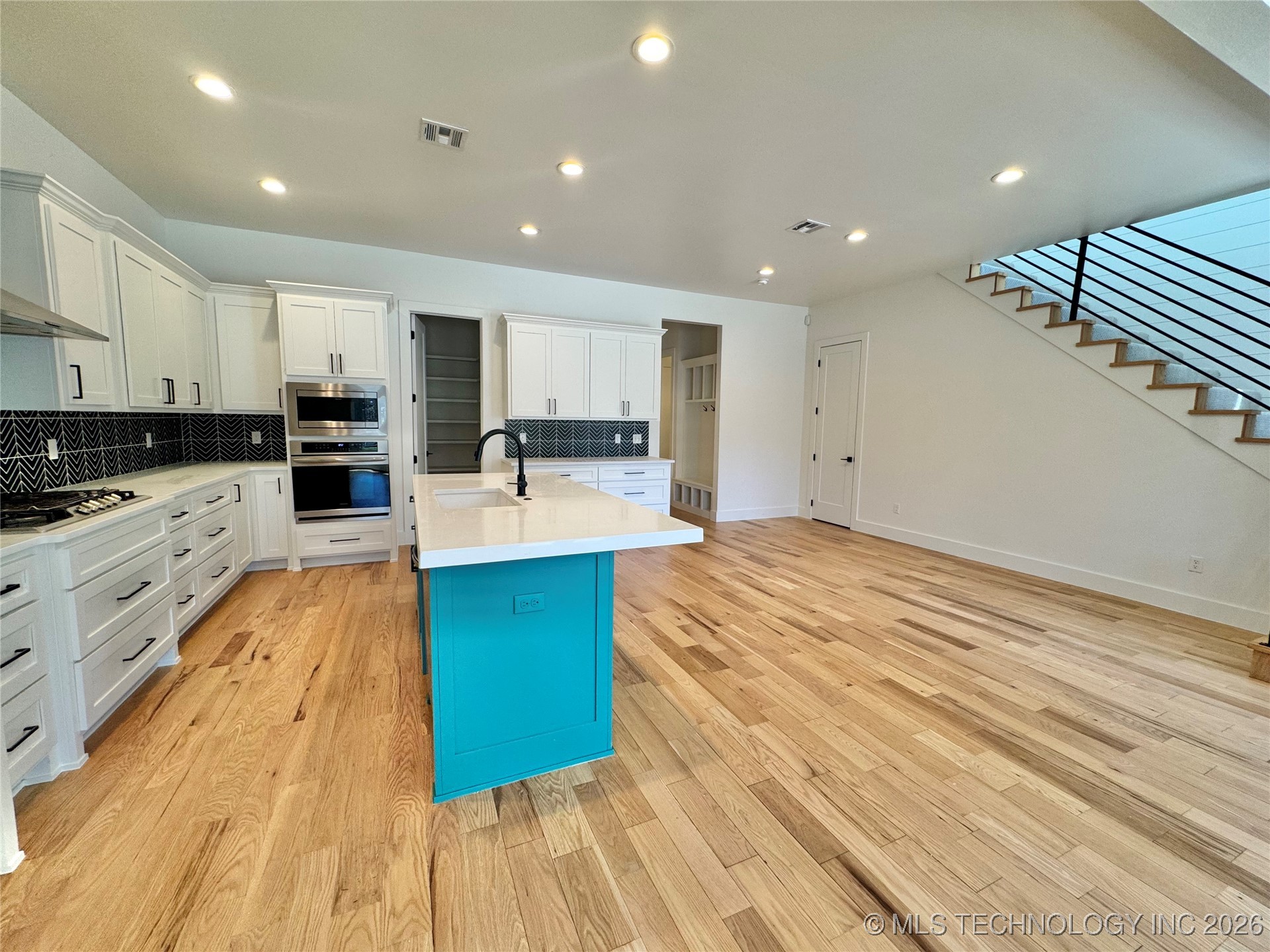 913 E 37th Street S Property Photo 10