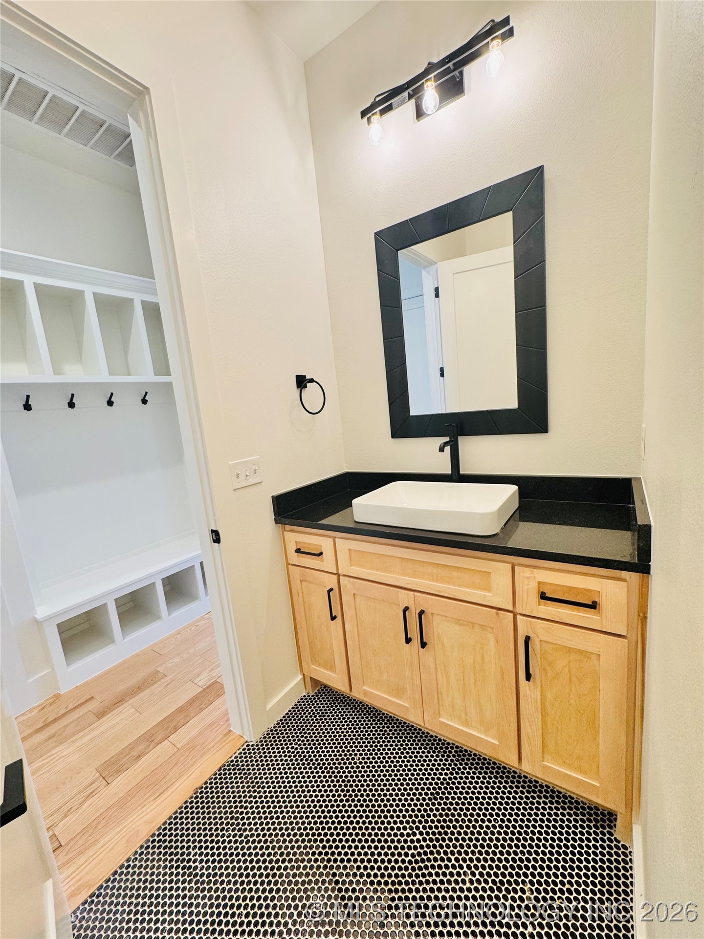 913 E 37th Street S Property Photo 13