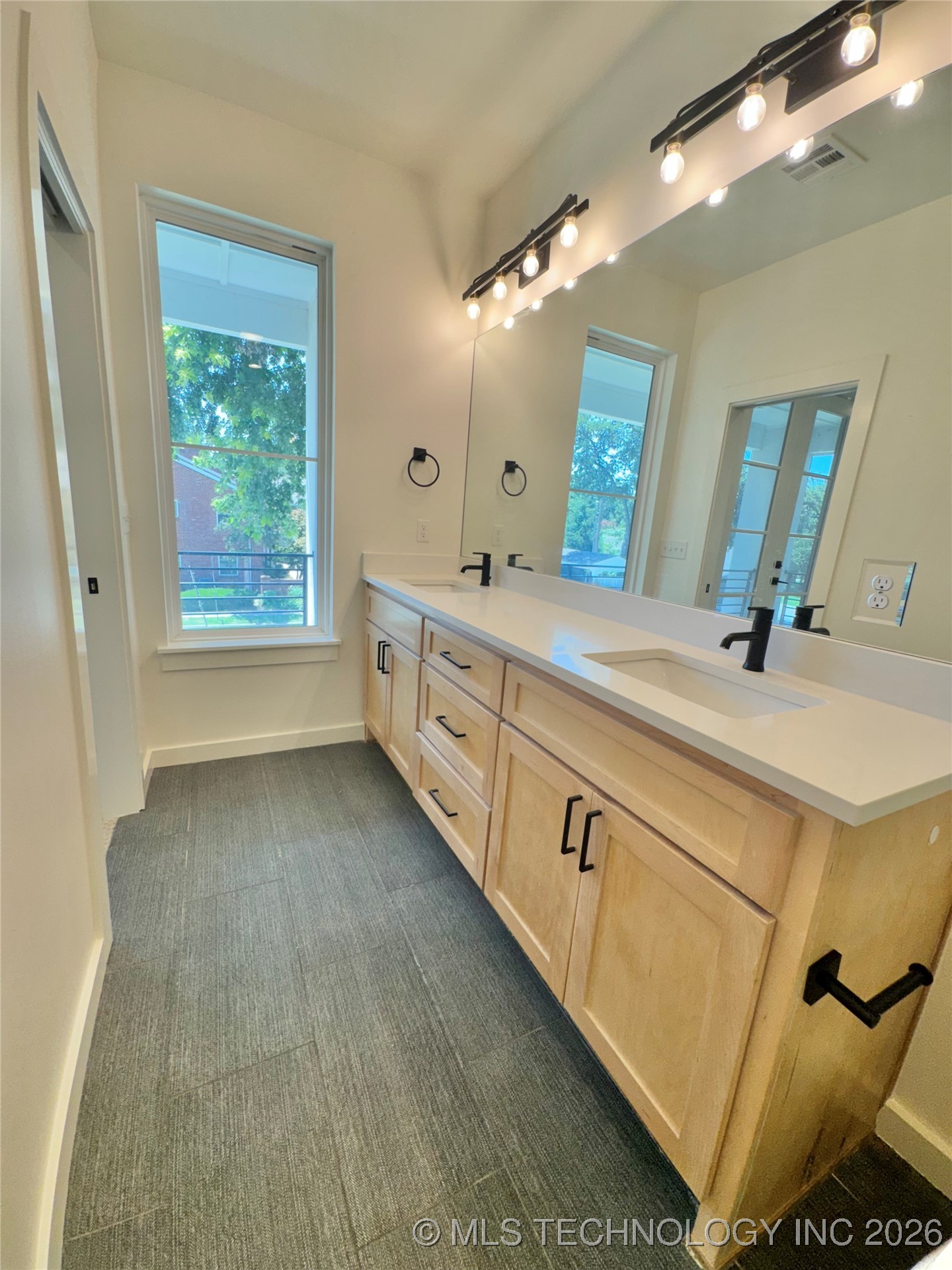 913 E 37th Street S Property Photo 20