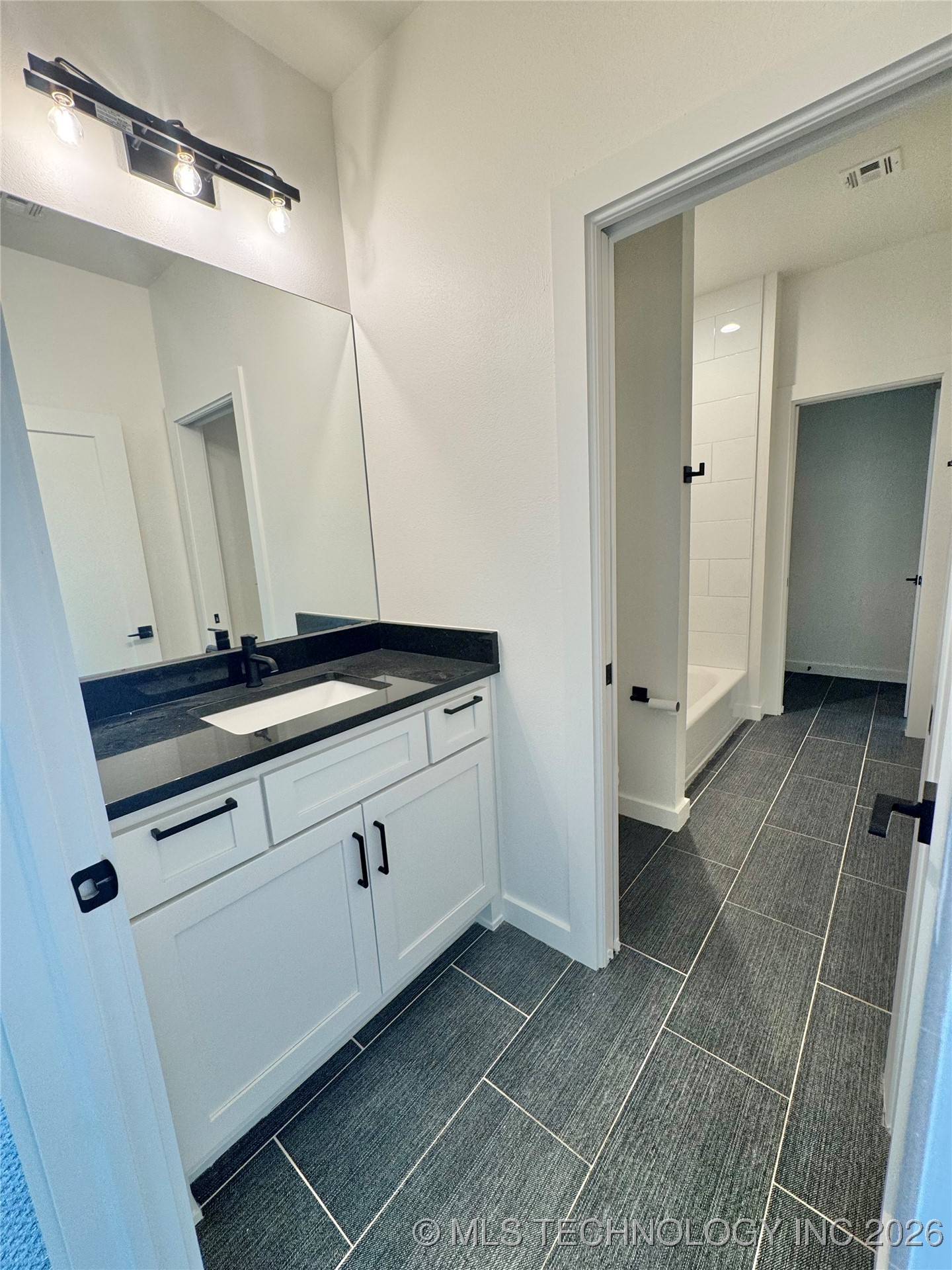 913 E 37th Street S Property Photo 25