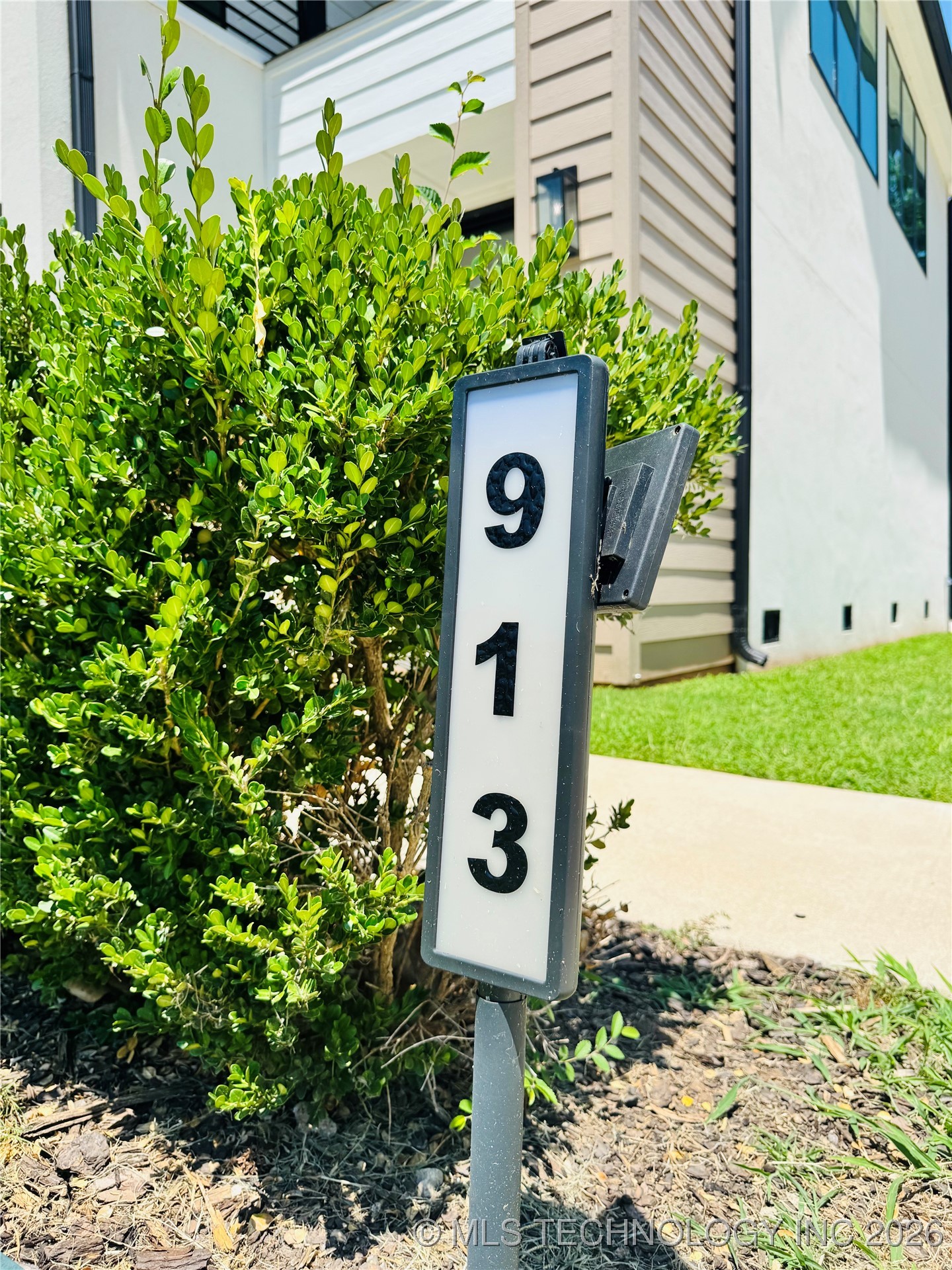 913 E 37th Street S Property Photo 30