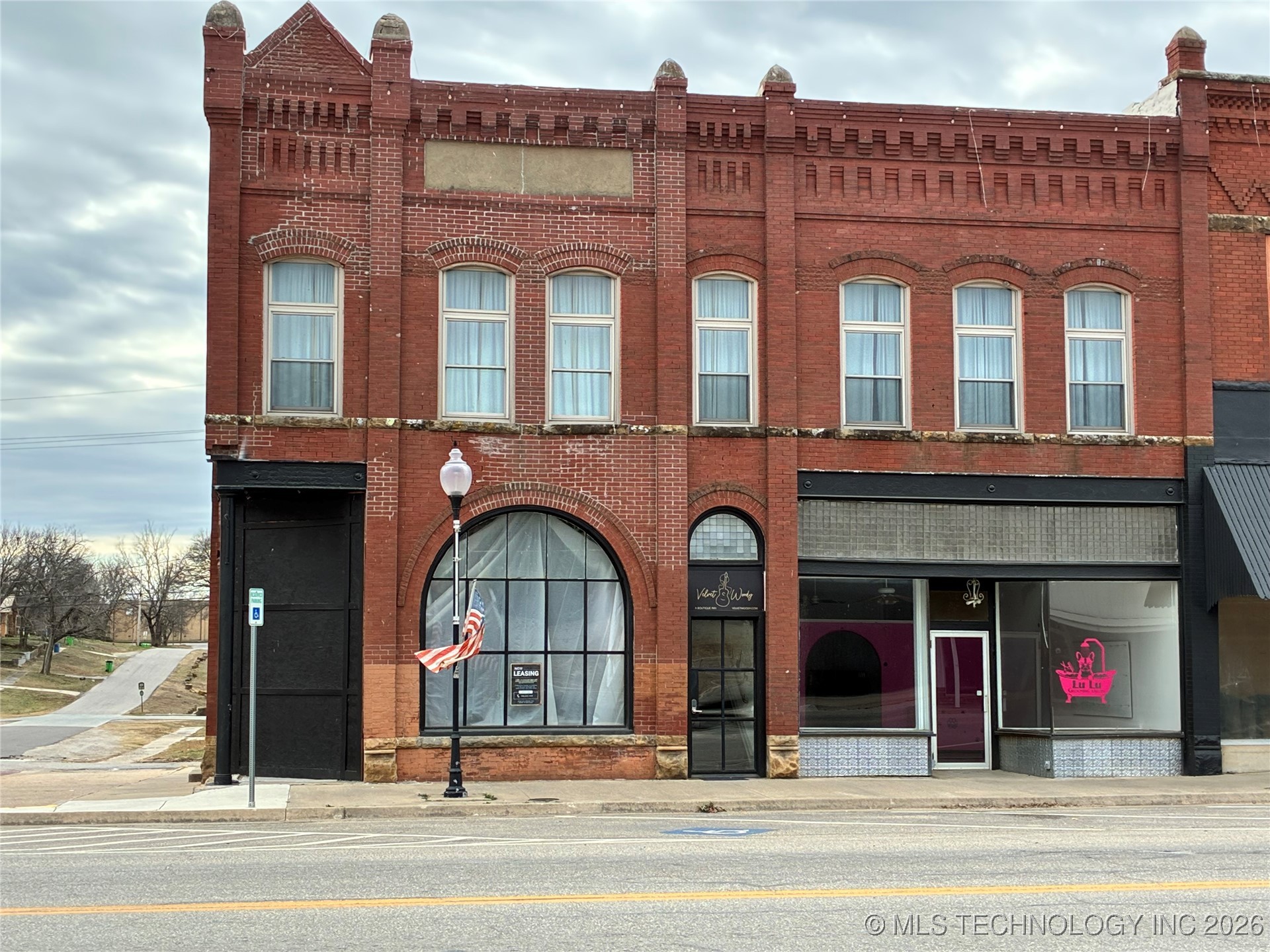 203 W Bdwy Property Photo 1