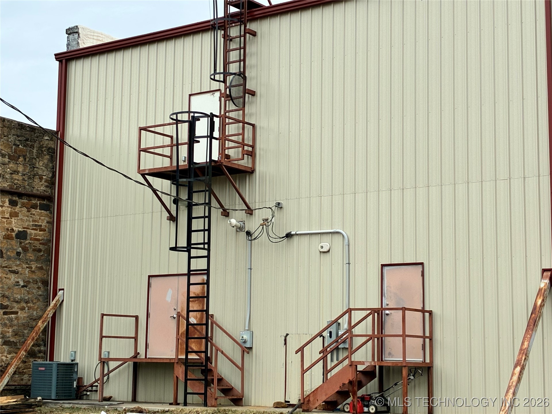 203 W Bdwy Property Photo 3