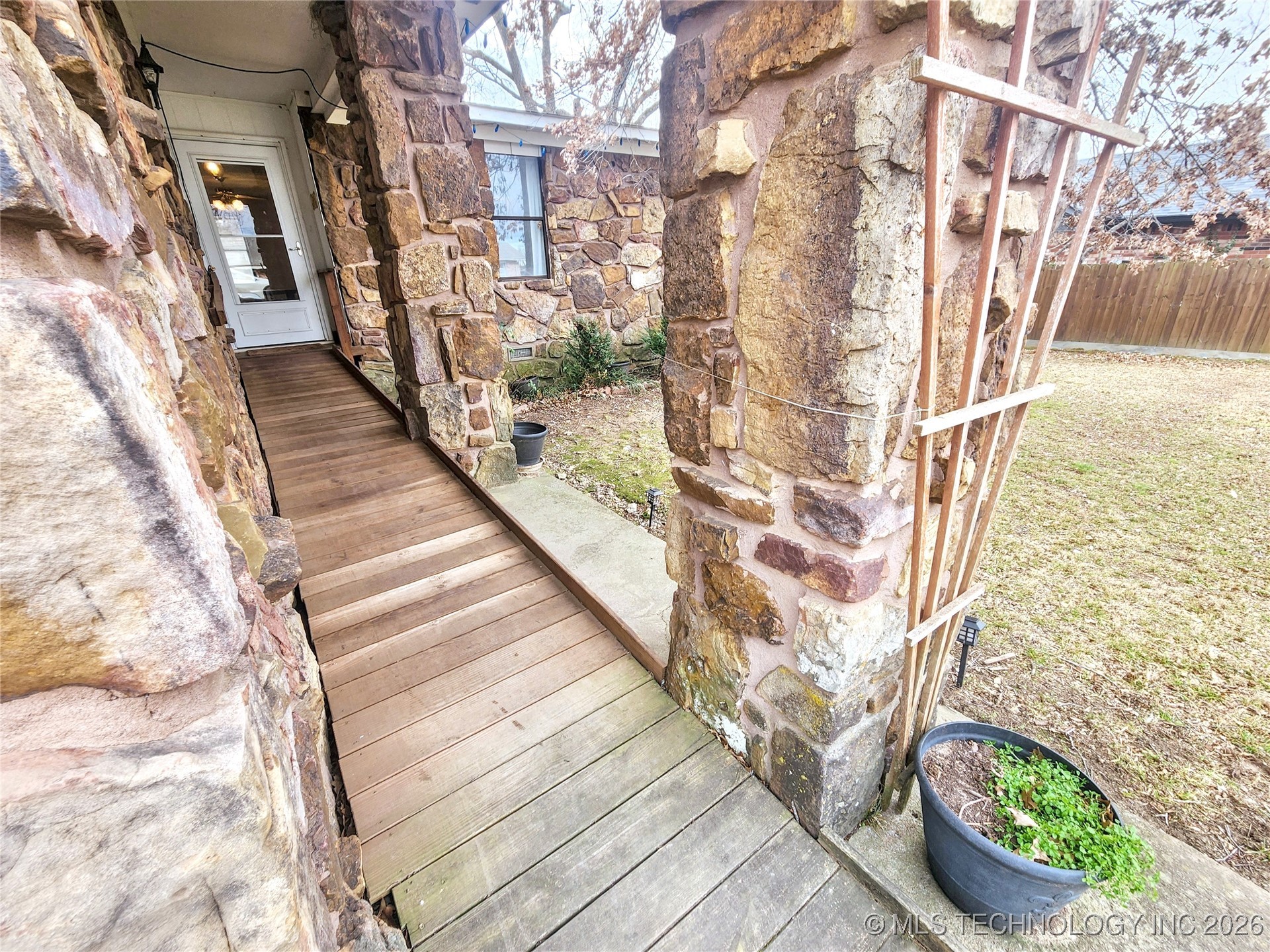 606 Jeffery Street Property Photo 3