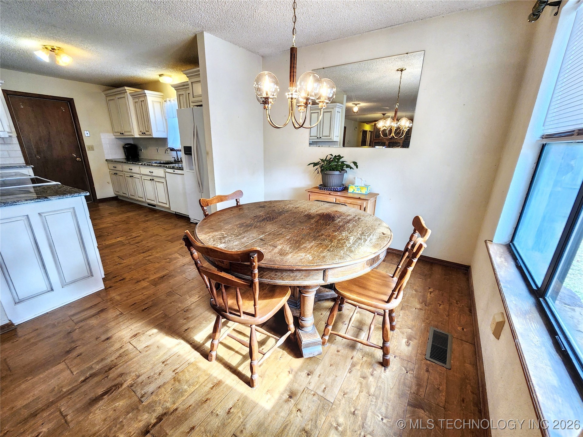 606 Jeffery Street Property Photo 22