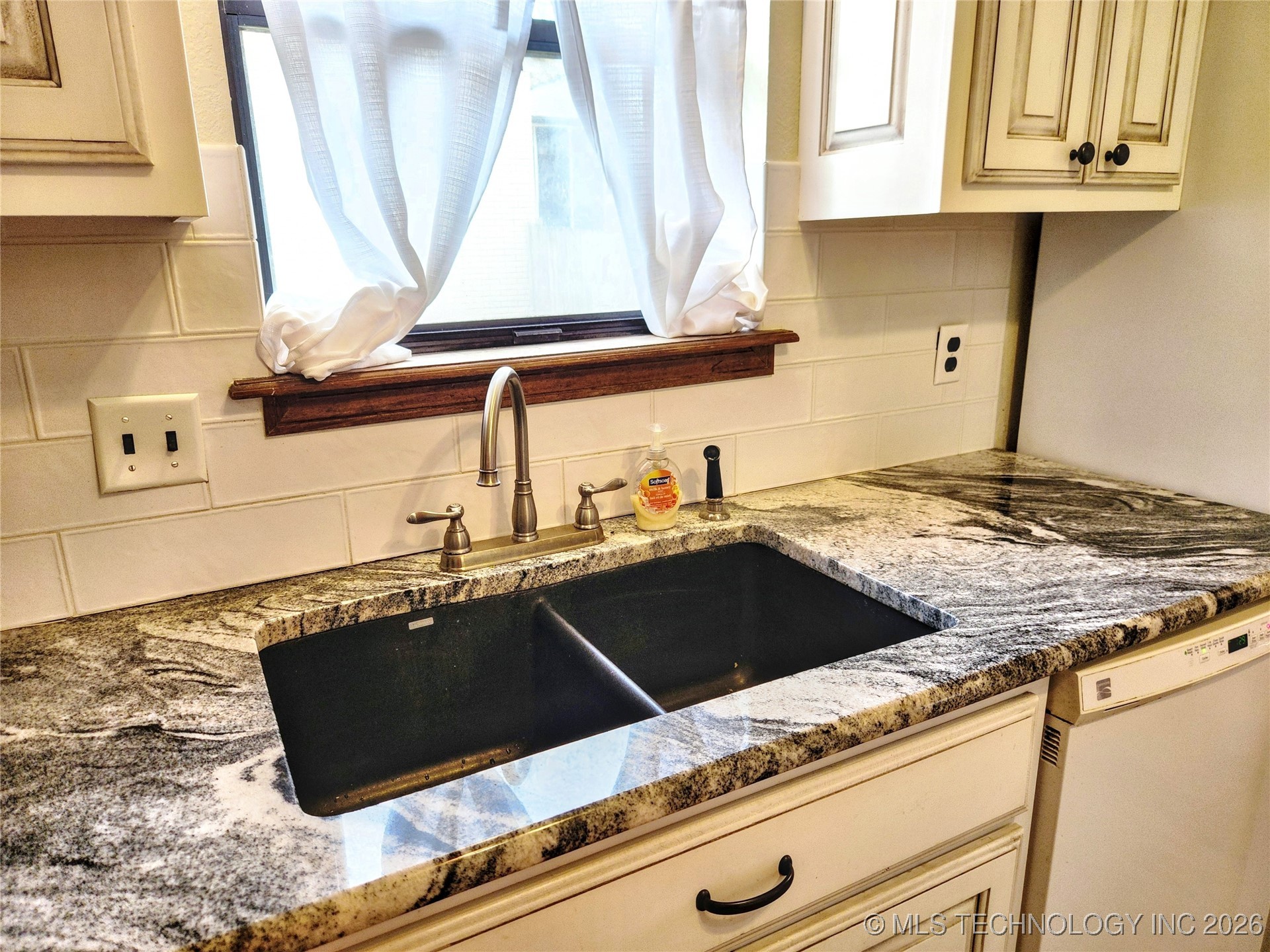 606 Jeffery Street Property Photo 34