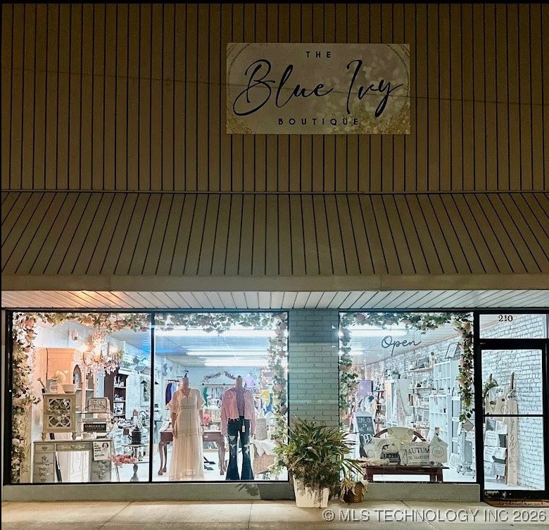 210 N High Property Photo 2