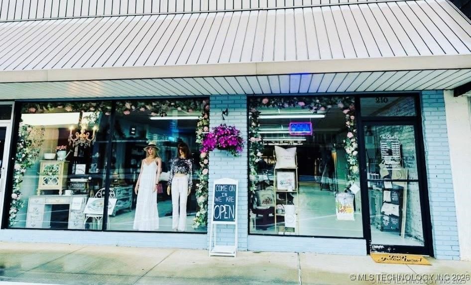 210 N High Property Photo 3