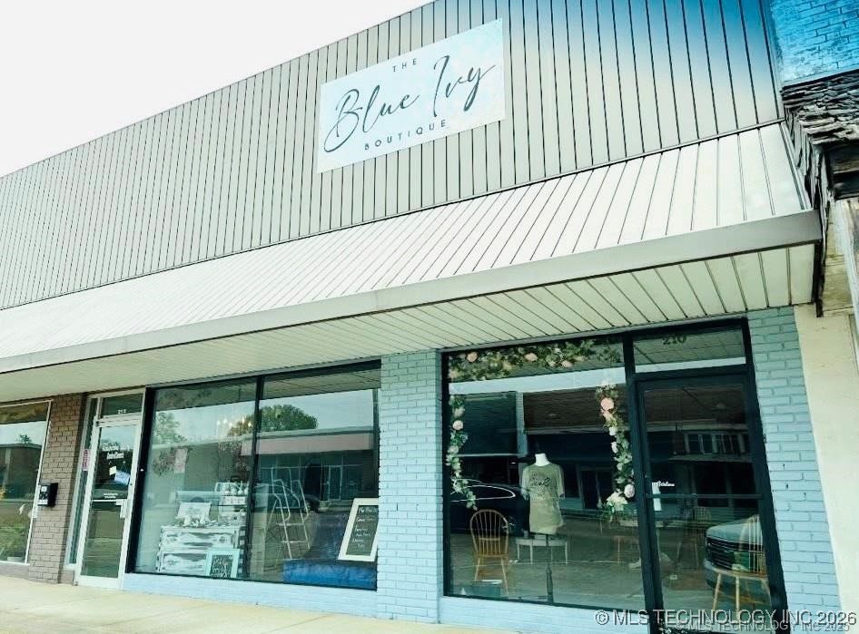 210 N High Property Photo 4