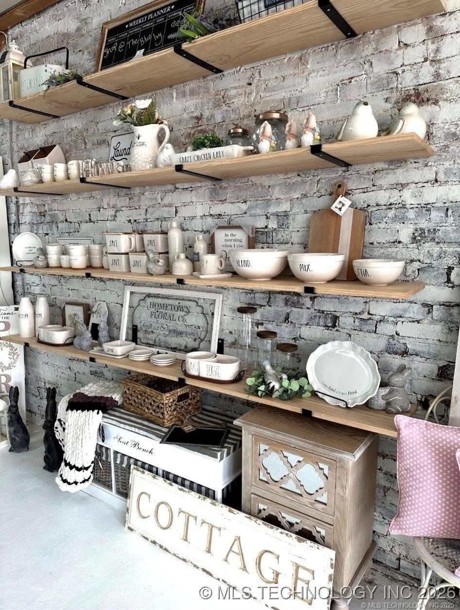 210 N High Property Photo 6