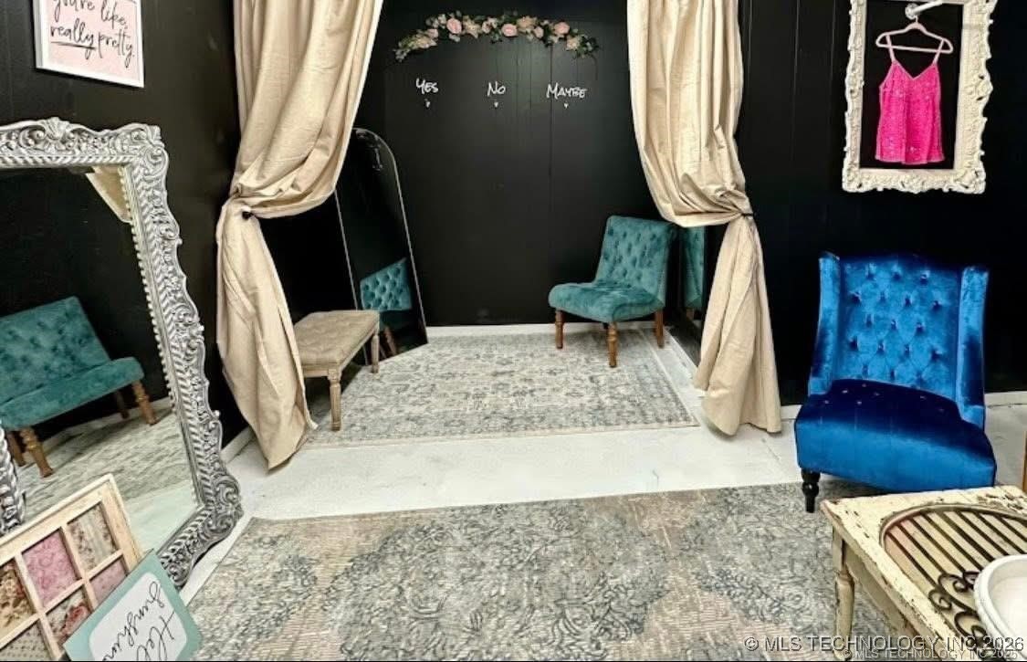 210 N High Property Photo 7