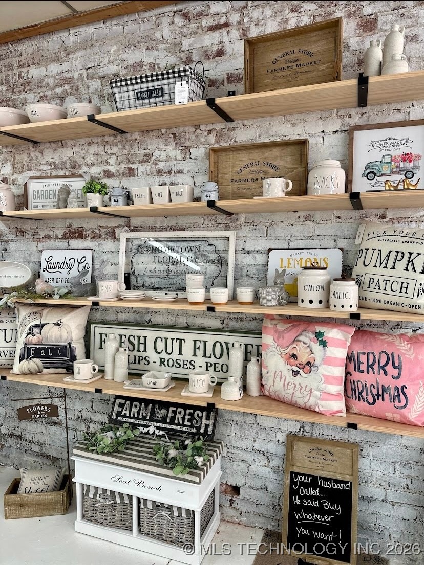 210 N High Property Photo 14