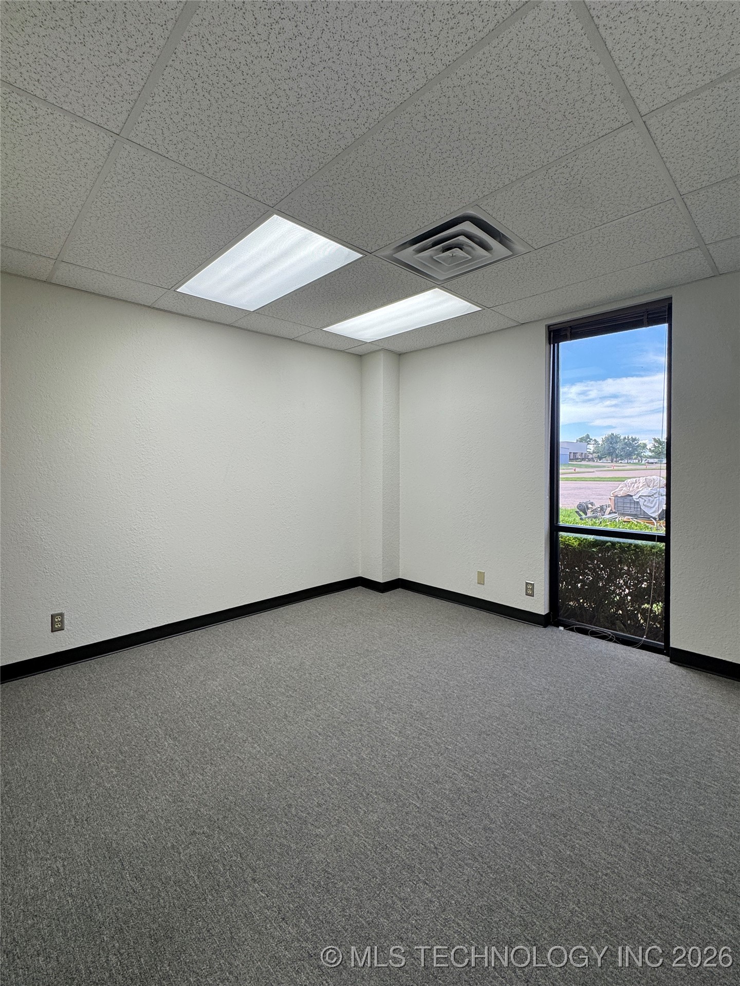 2005 N Willow Avenue Property Photo 6