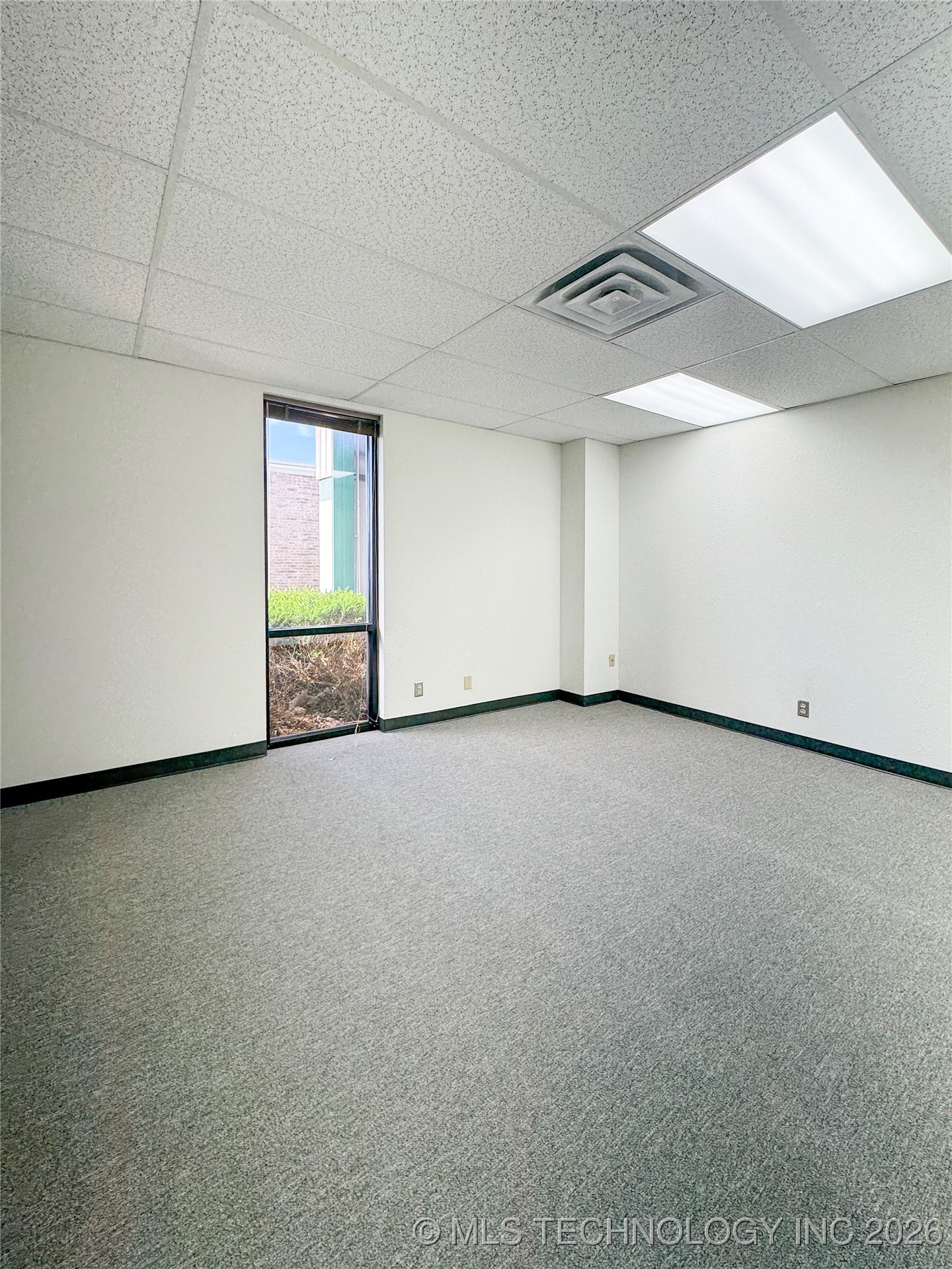 2005 N Willow Avenue Property Photo 7