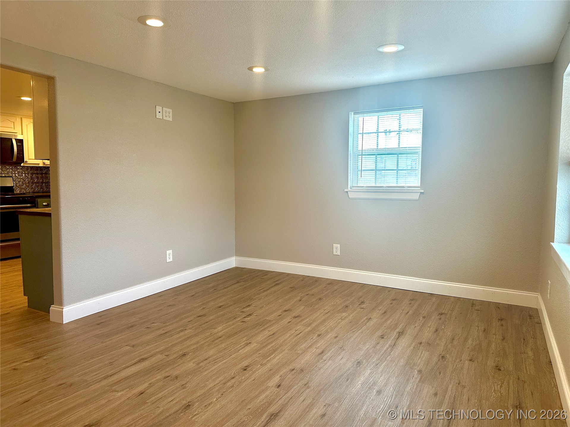 213 E 5th Property Photo 6