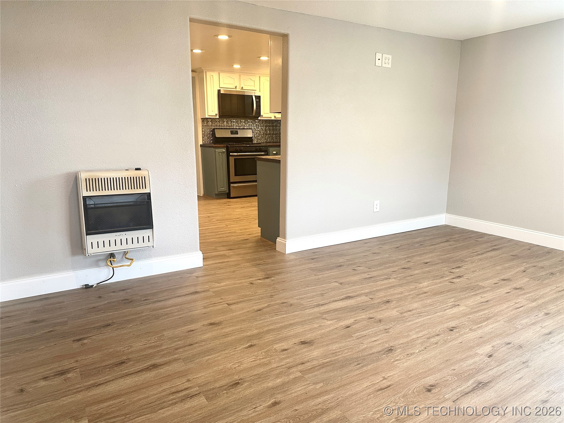 213 E 5th Property Photo 7