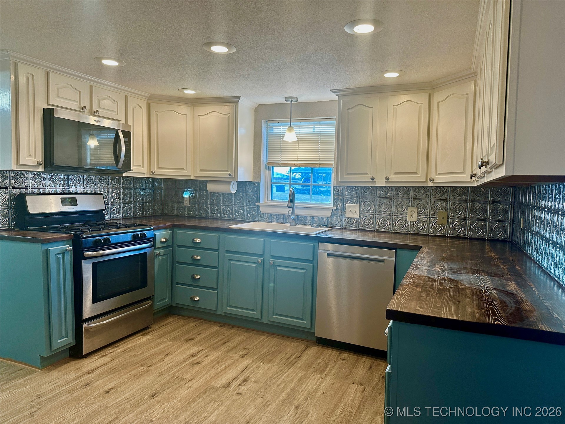 213 E 5th Property Photo 10