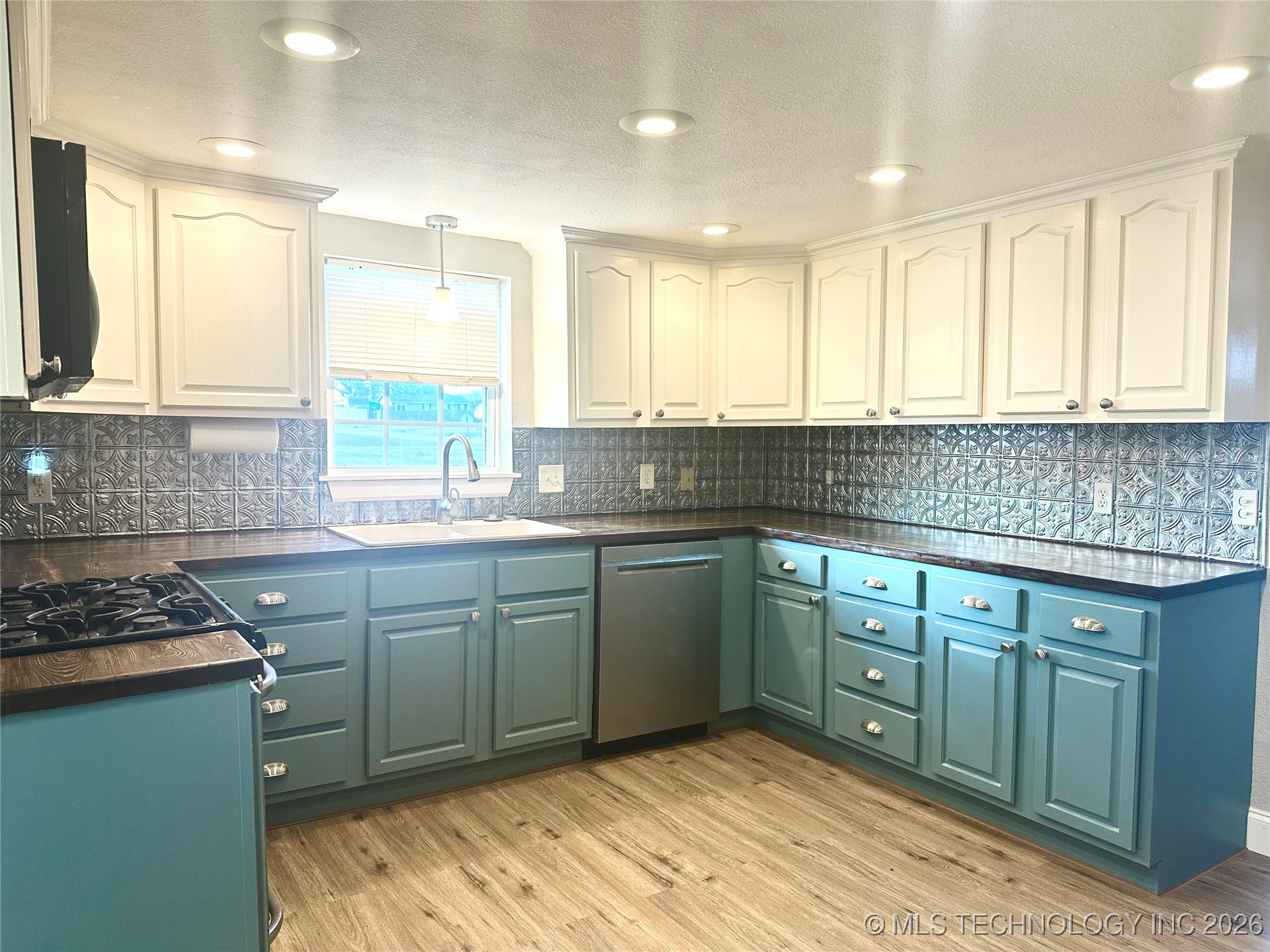 213 E 5th Property Photo 11