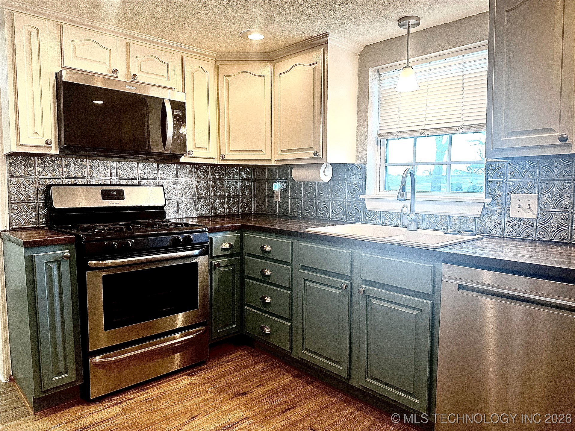 213 E 5th Property Photo 13