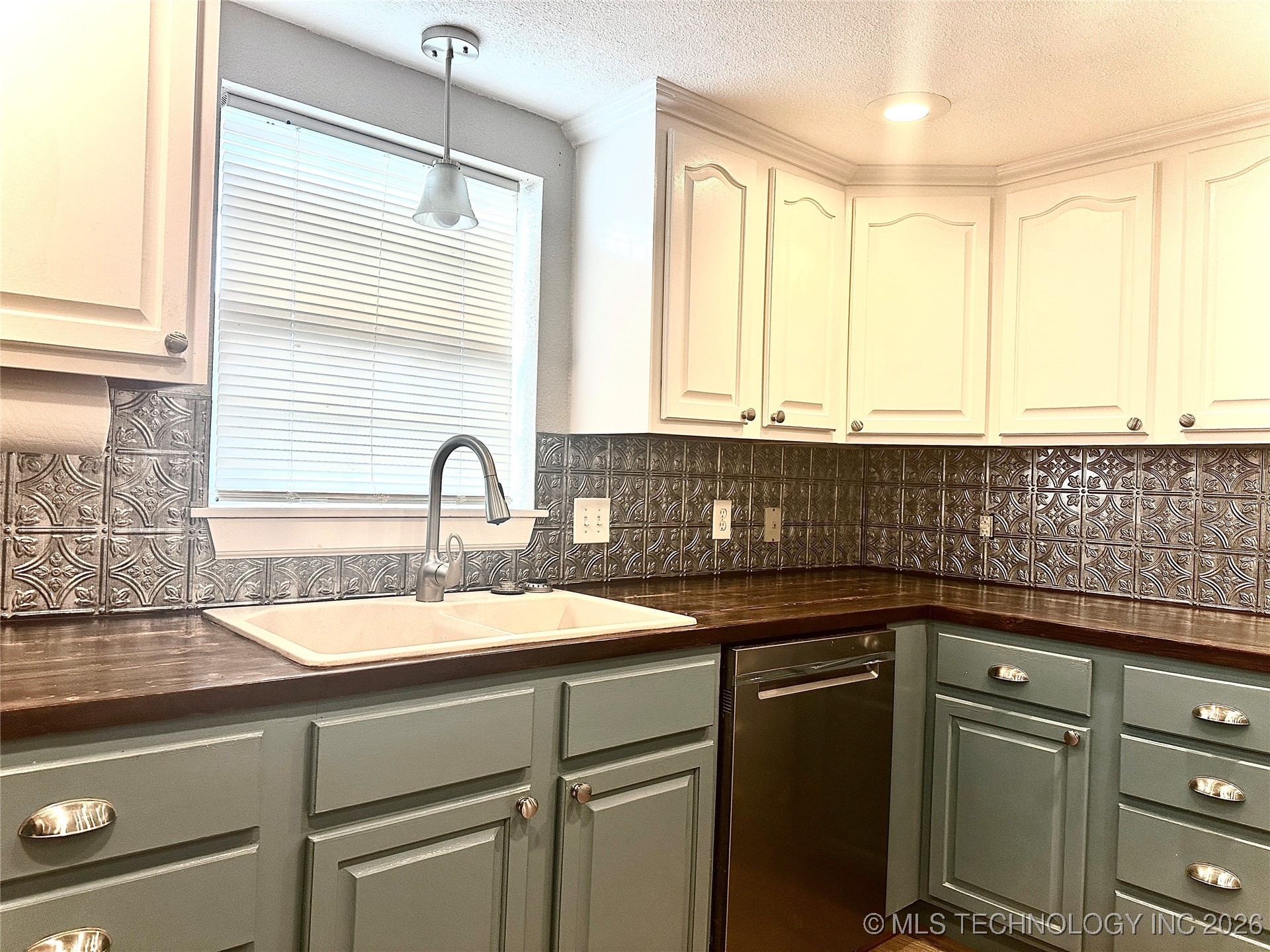 213 E 5th Property Photo 14