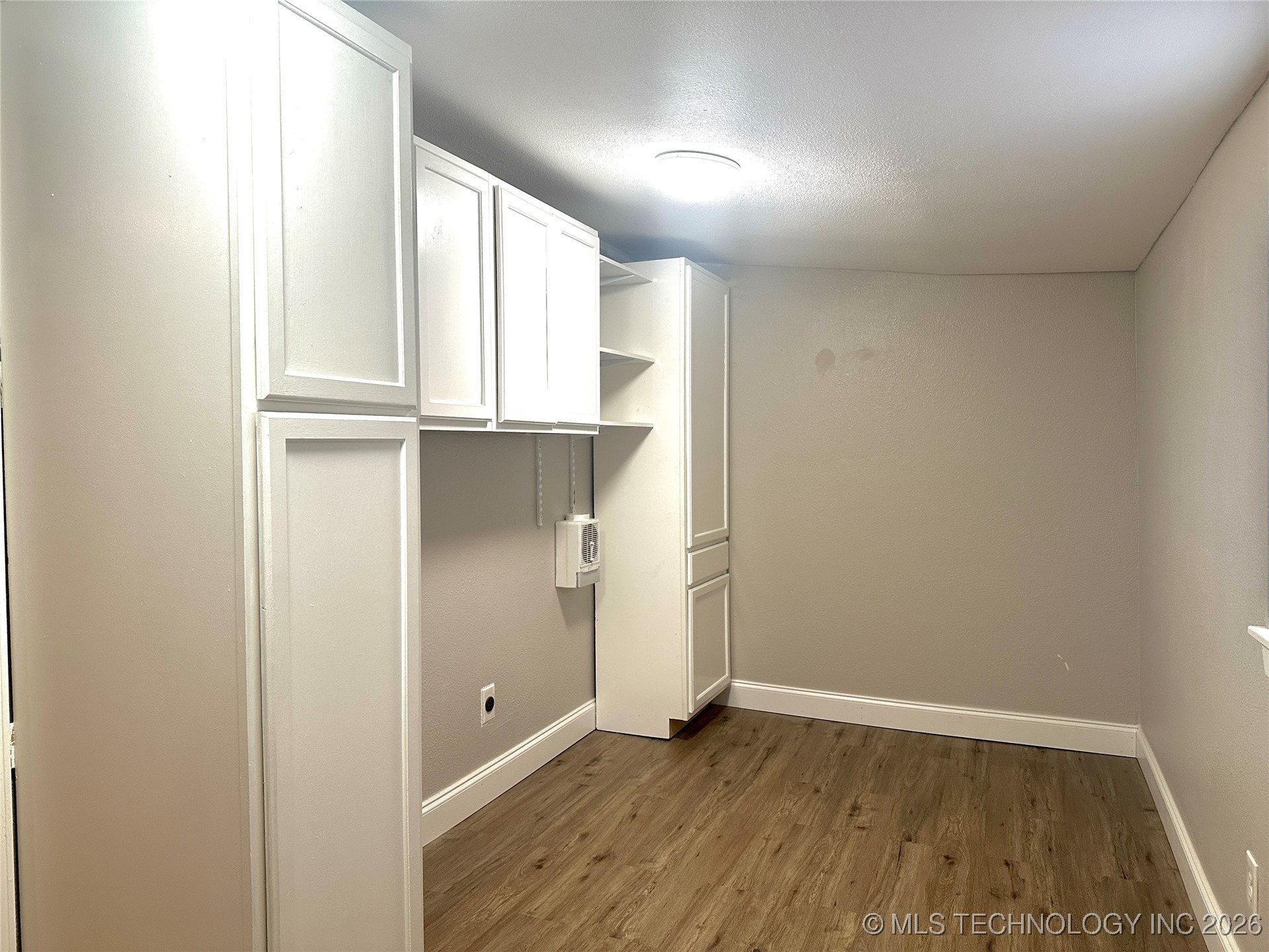 213 E 5th Property Photo 15