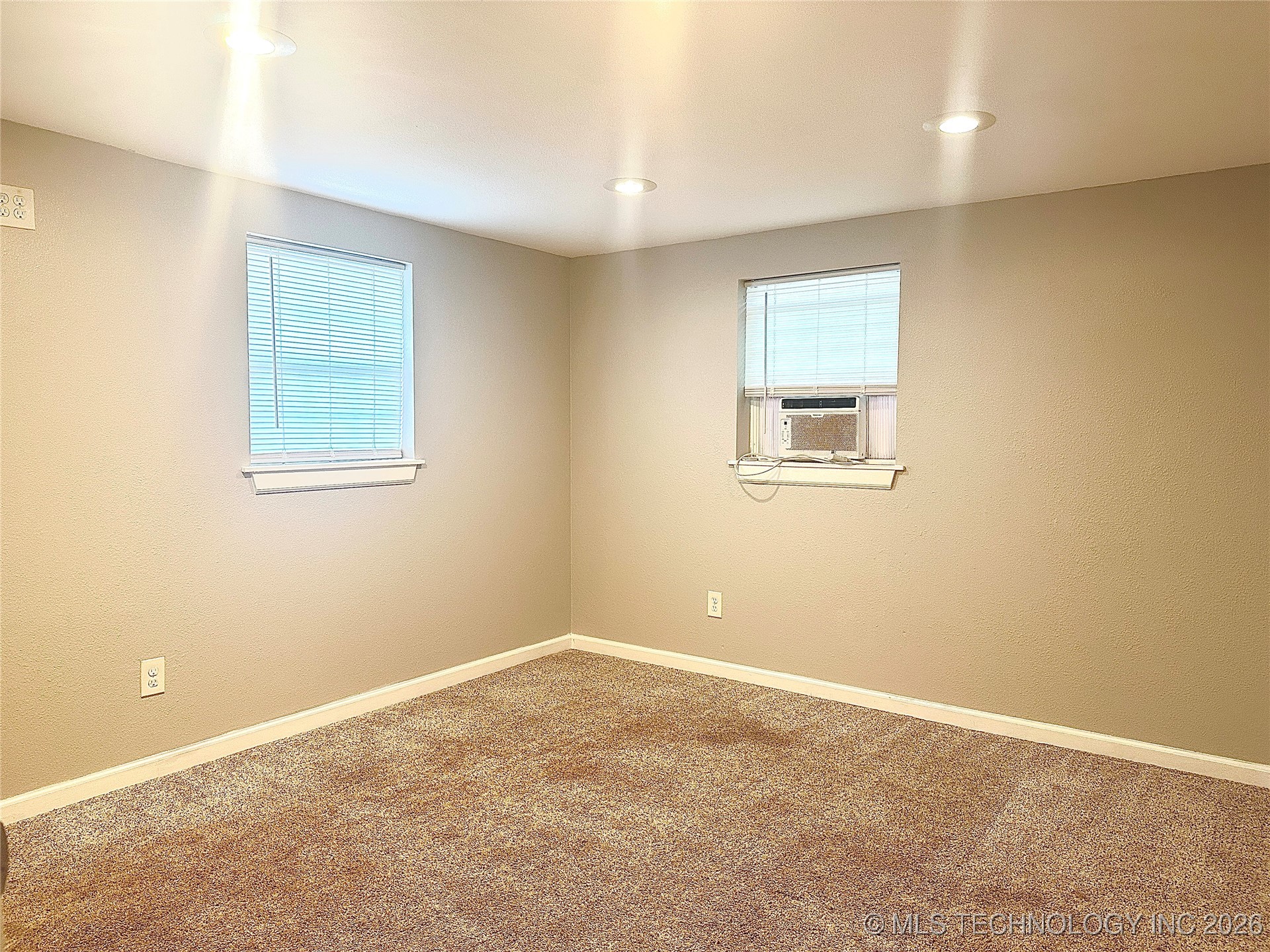 213 E 5th Property Photo 17