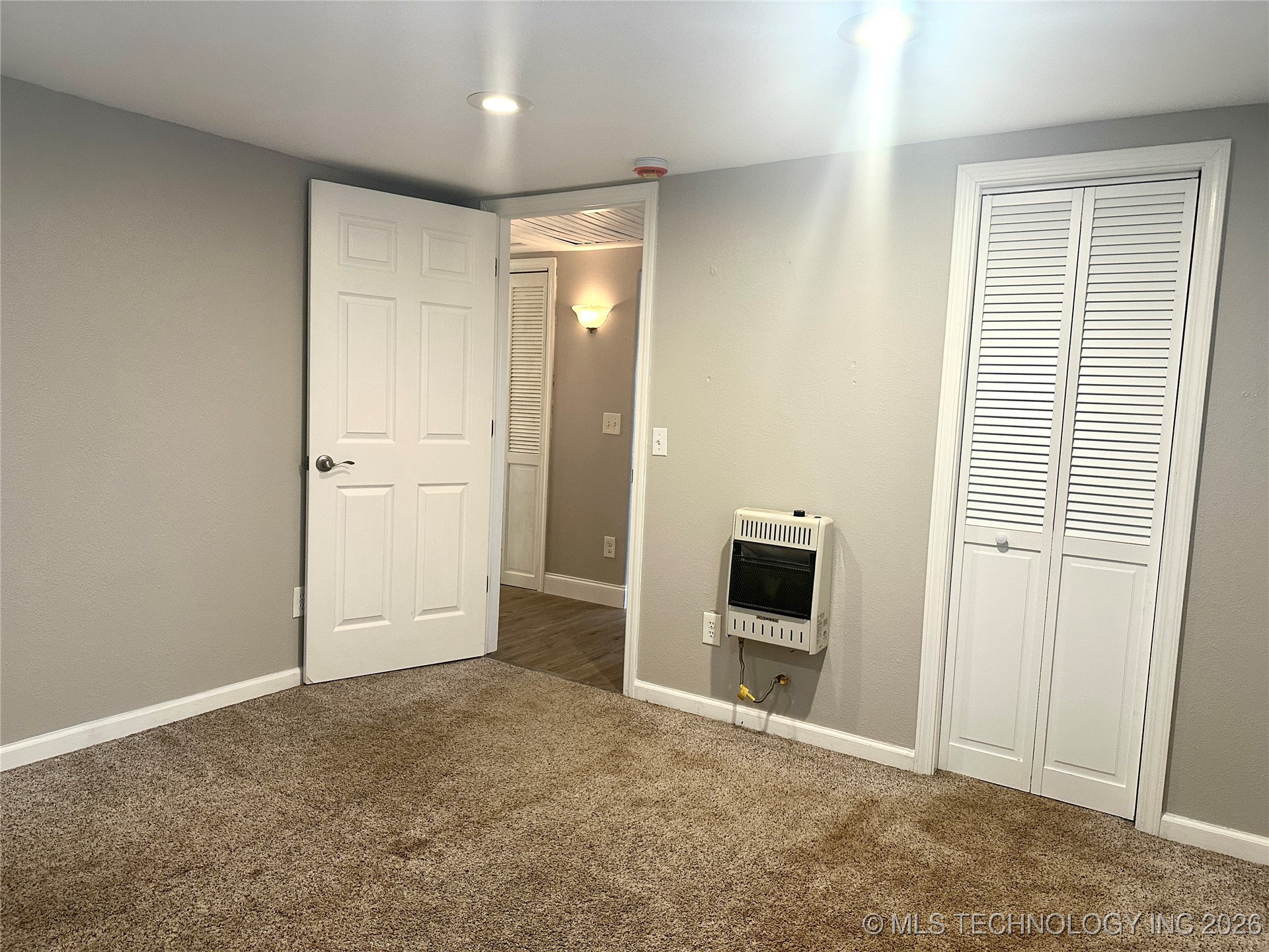 213 E 5th Property Photo 18