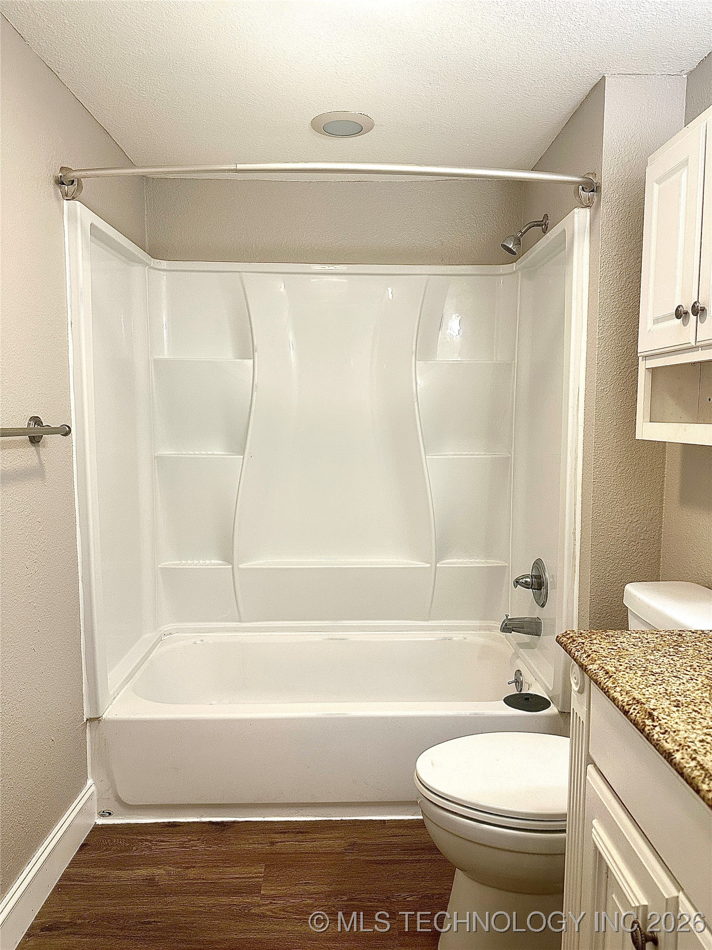 213 E 5th Property Photo 20