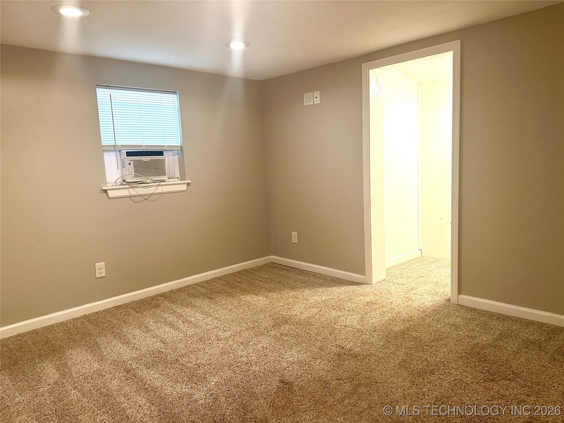 213 E 5th Property Photo 21