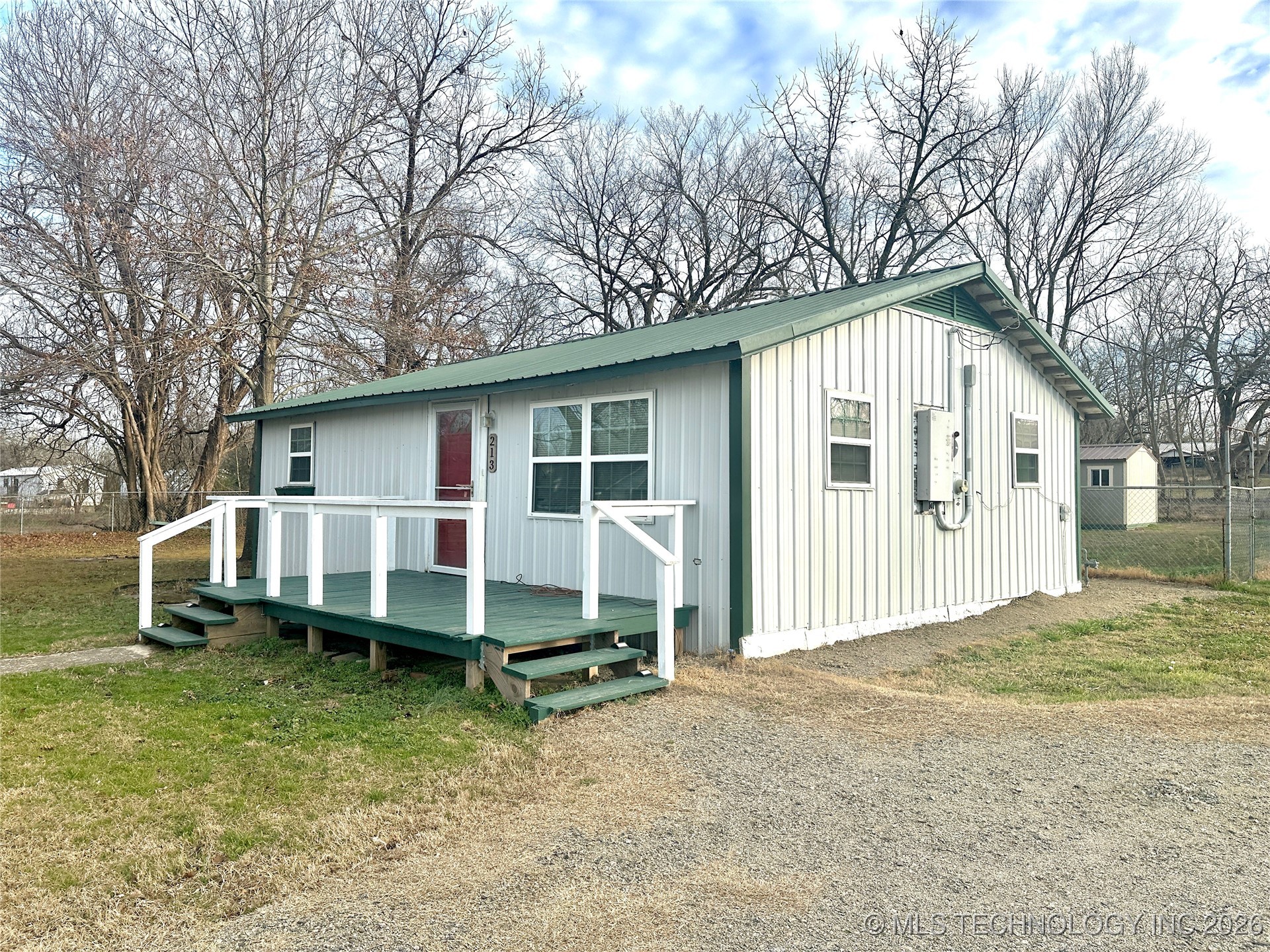 213 E 5th Property Photo 28