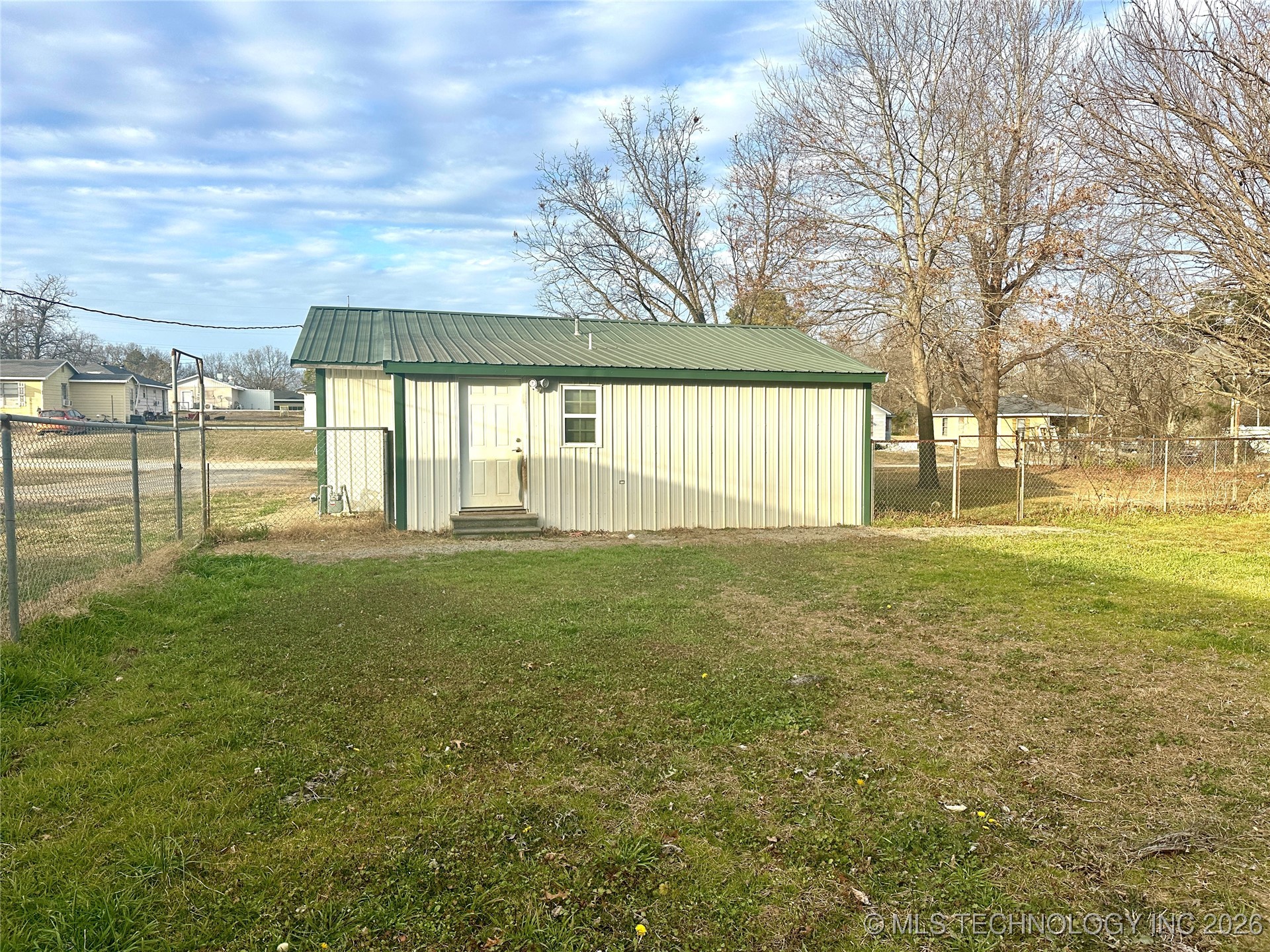 213 E 5th Property Photo 32