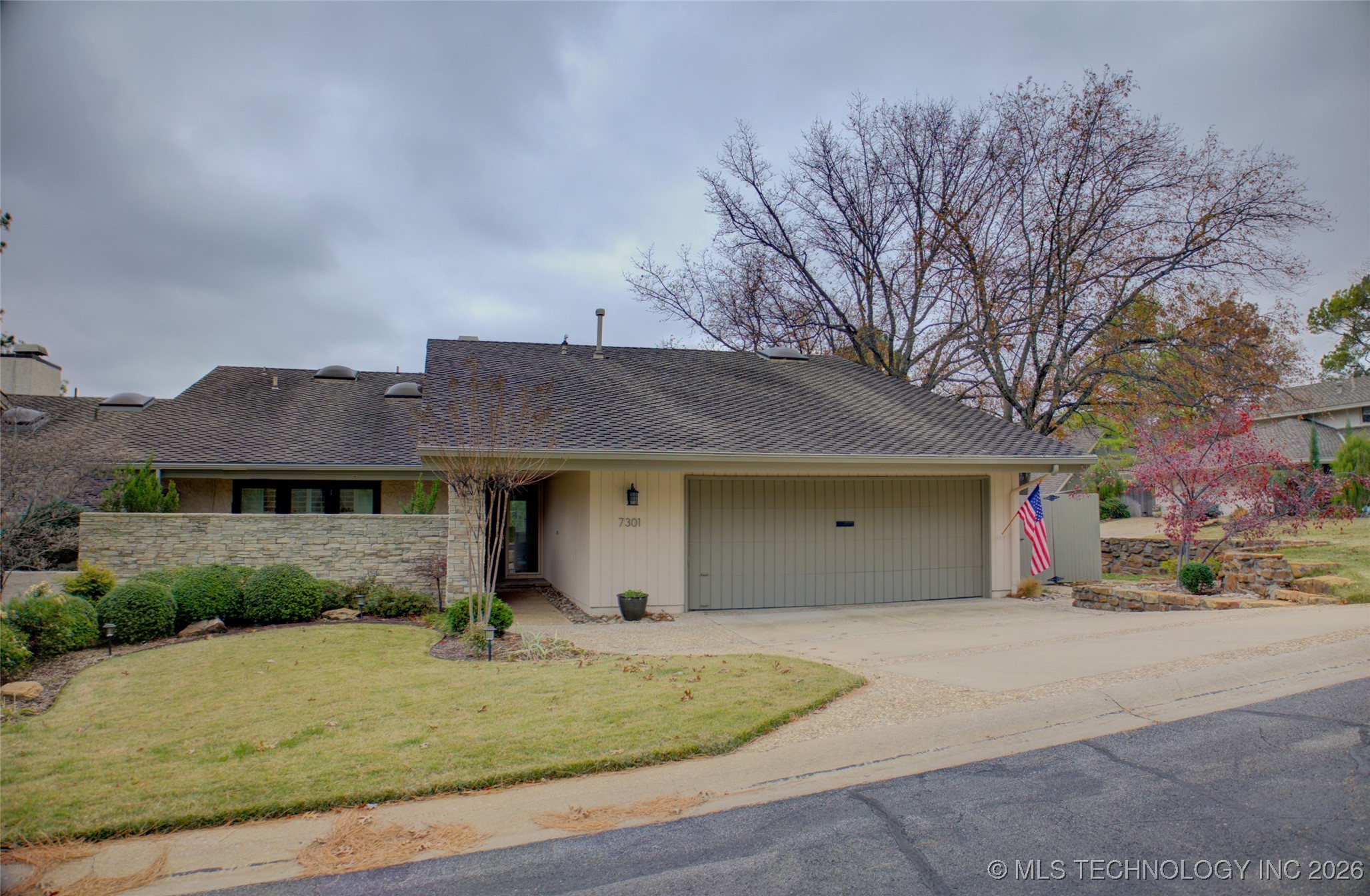 7301 S Gary Avenue 24w Property Photo 1