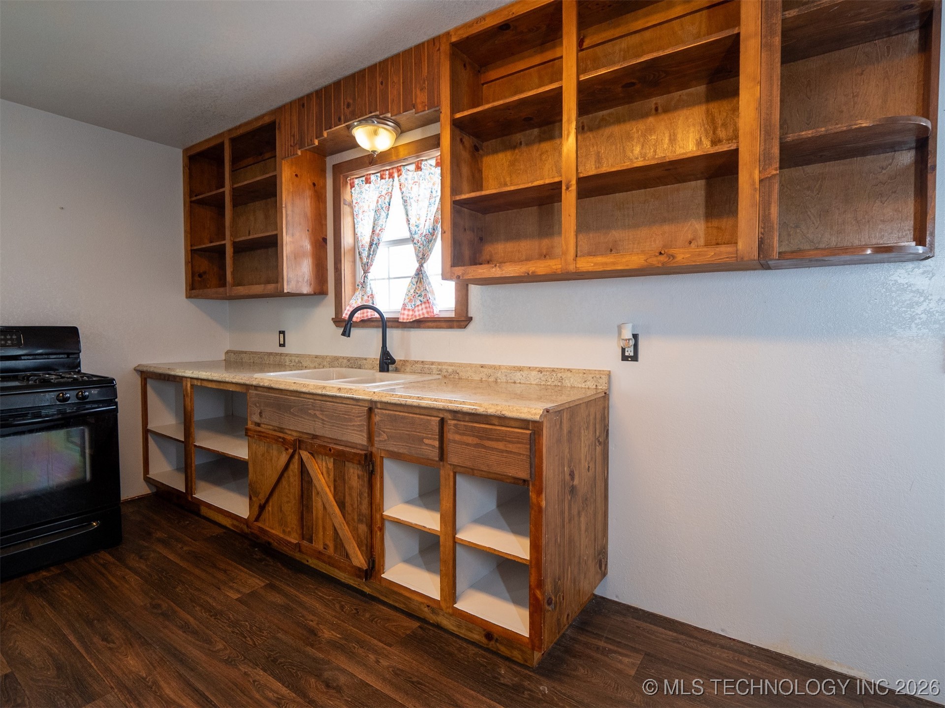 104 S Denver Property Photo 8