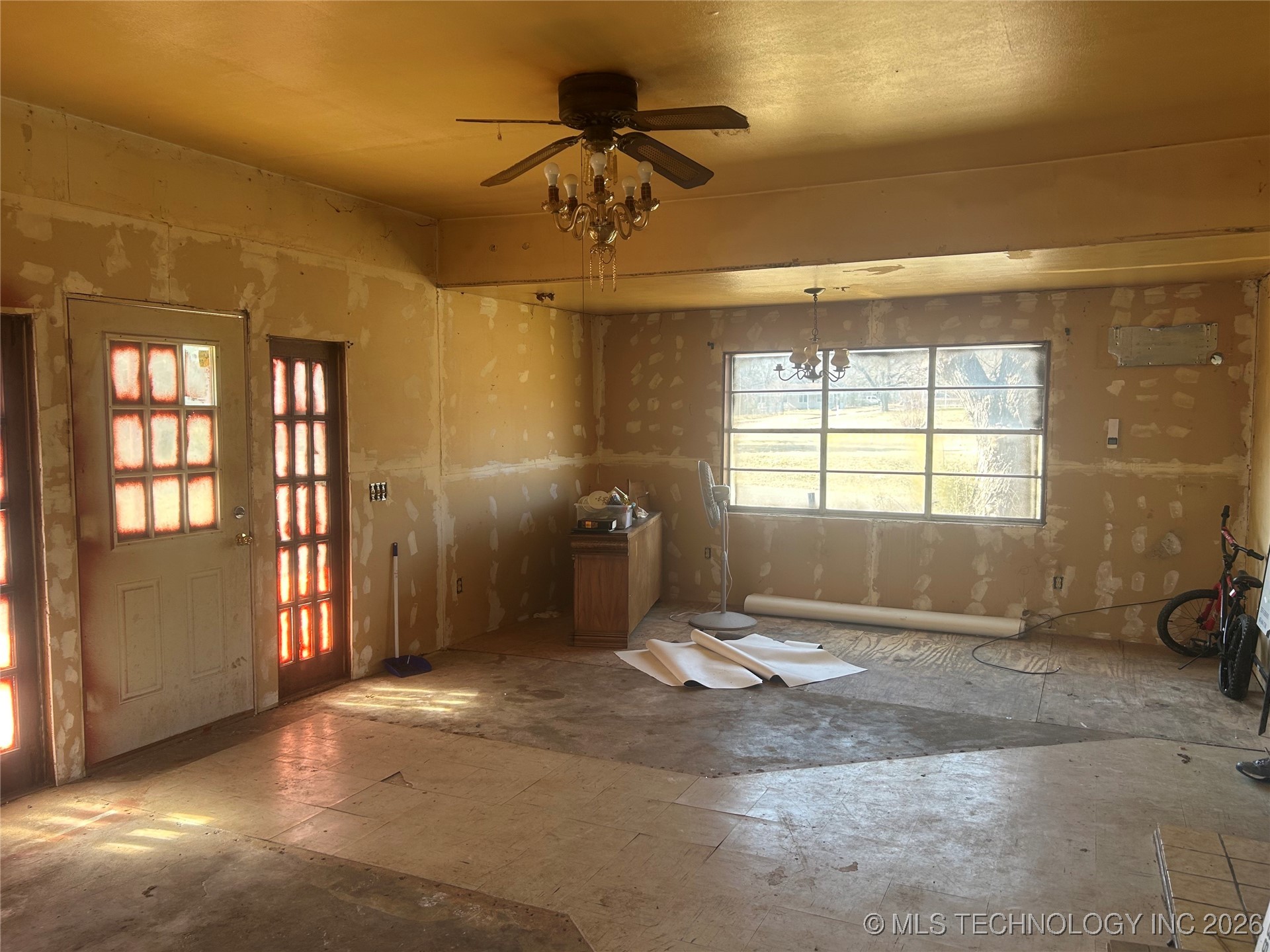 233 W Madison Avenue Property Photo 8