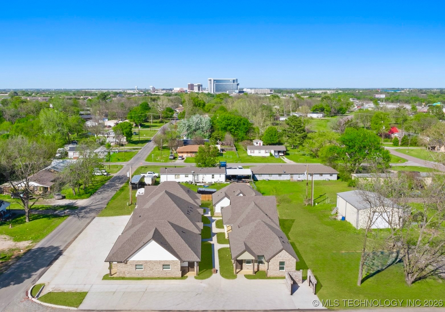 216 W Mccurtain Property Photo 2