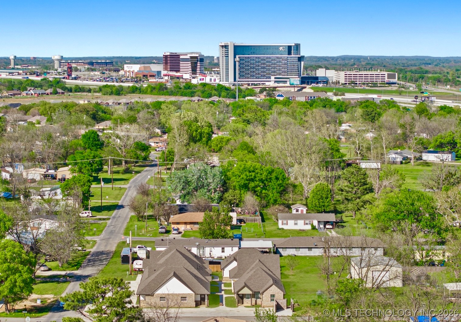 216 W Mccurtain Property Photo 3