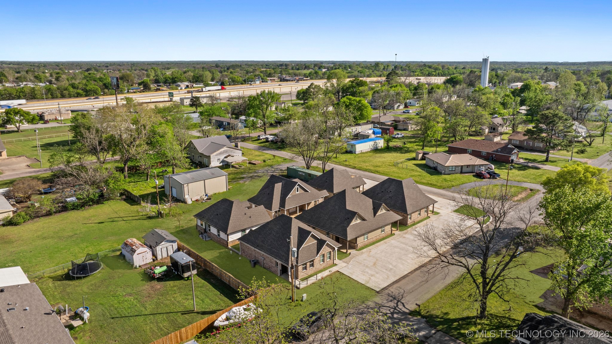 216 W Mccurtain Property Photo 4