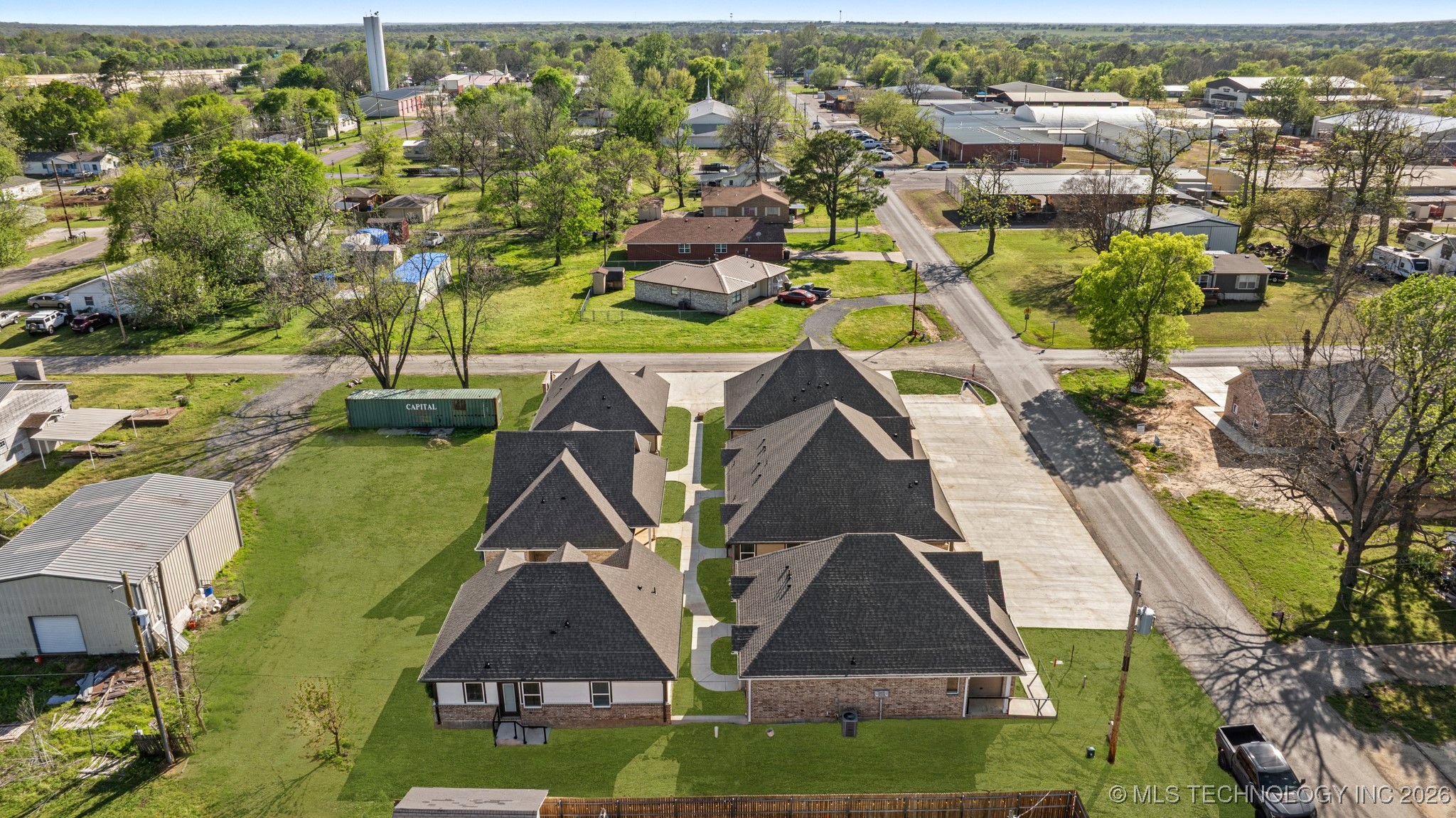 216 W Mccurtain Property Photo 6