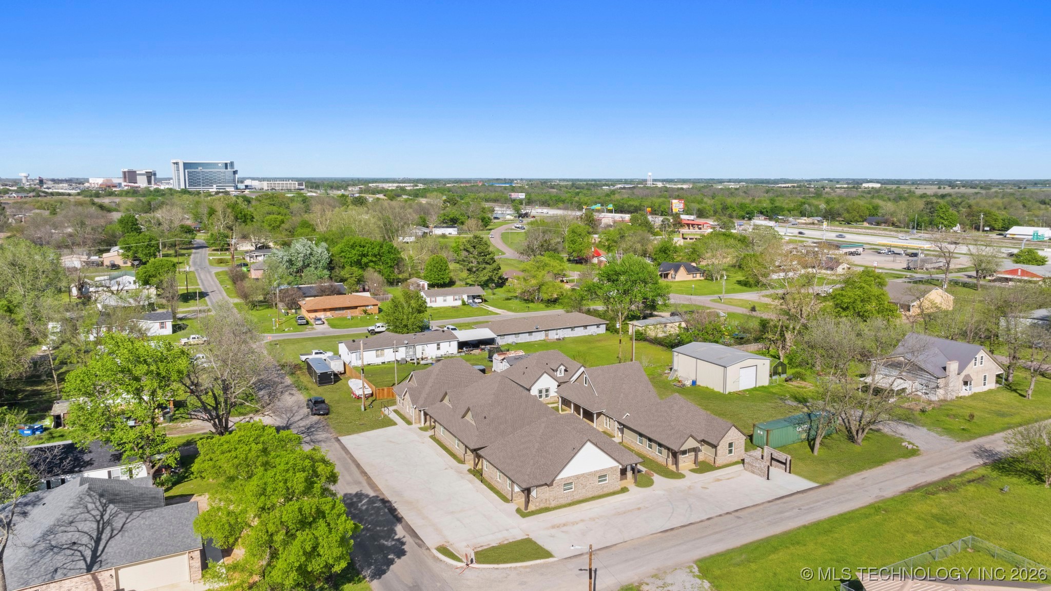 216 W Mccurtain Property Photo 8