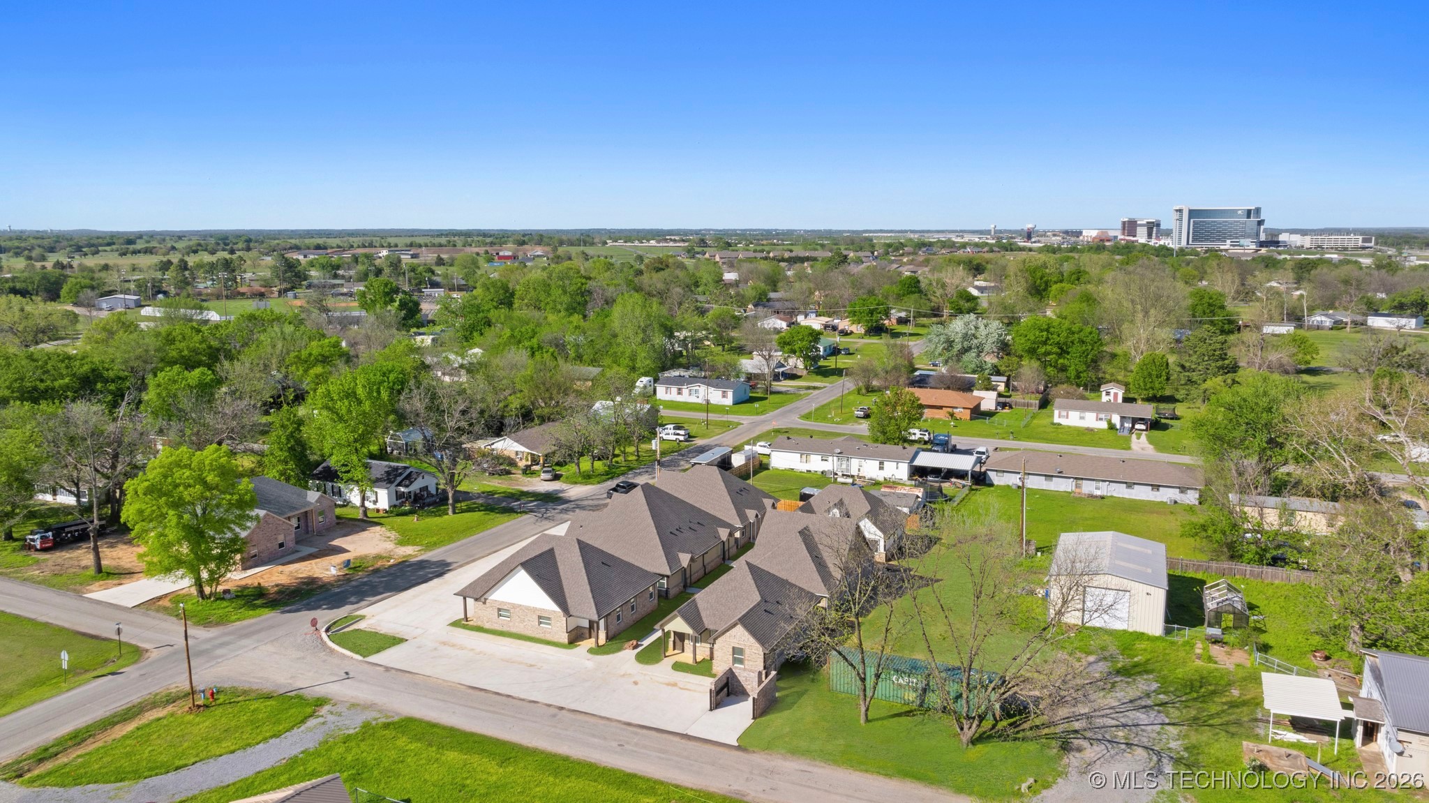 216 W Mccurtain Property Photo 9