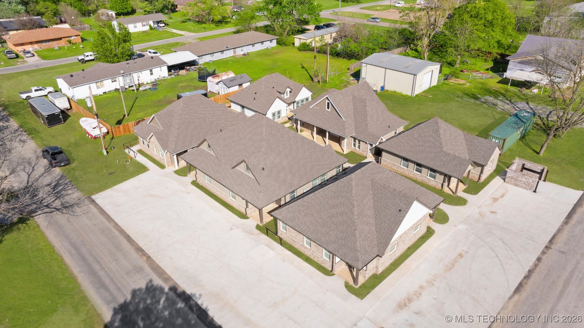 216 W Mccurtain Property Photo 11