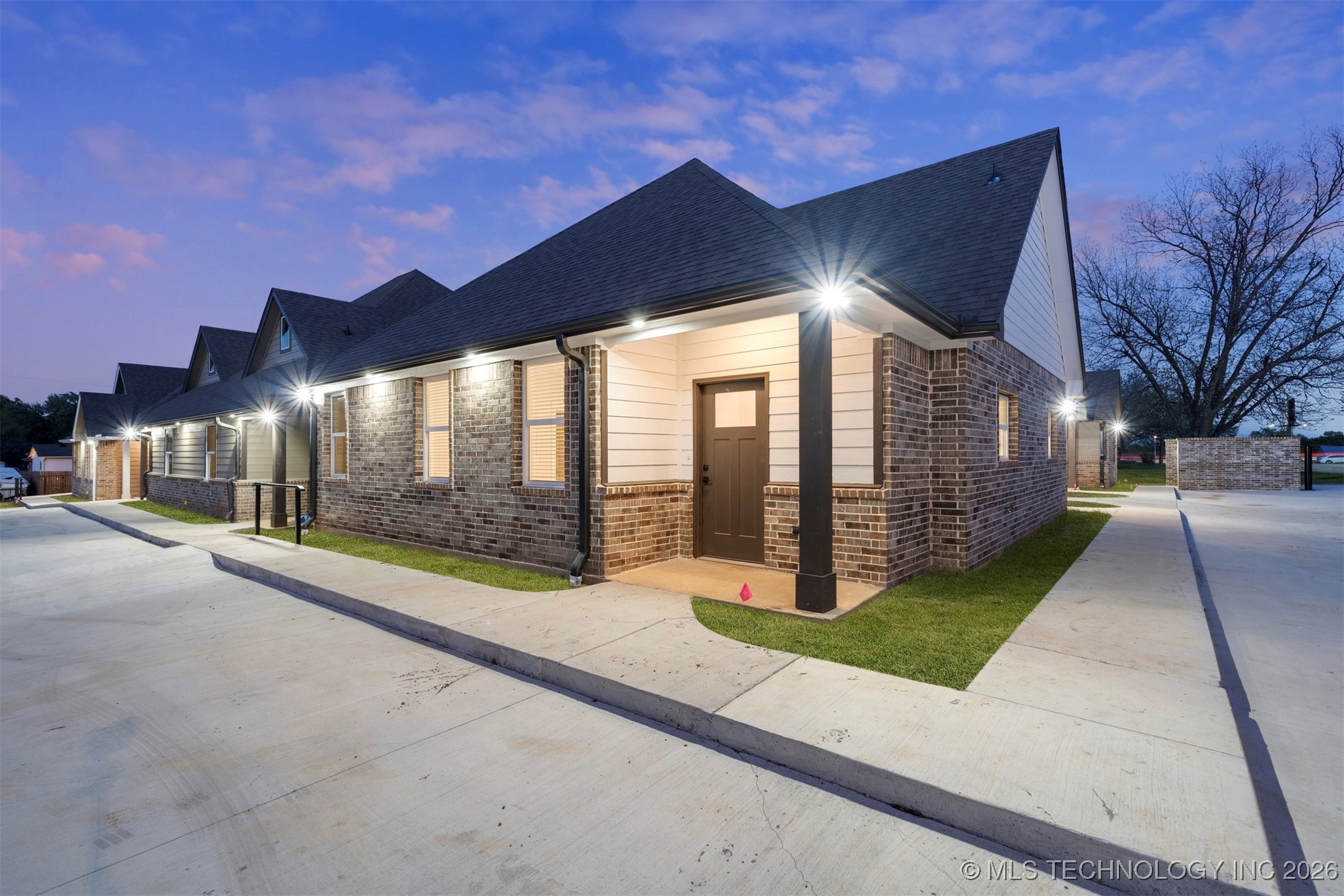 216 W Mccurtain Property Photo 14