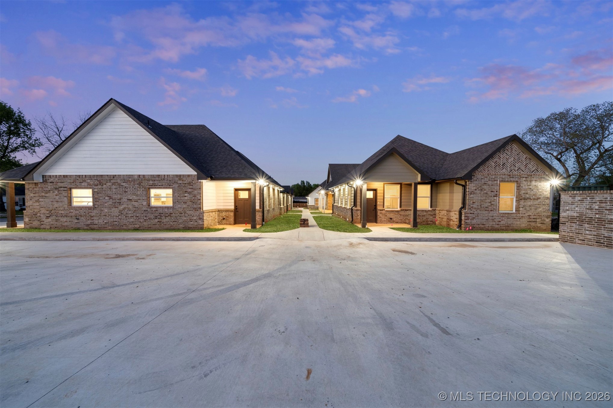 216 W Mccurtain Property Photo 15