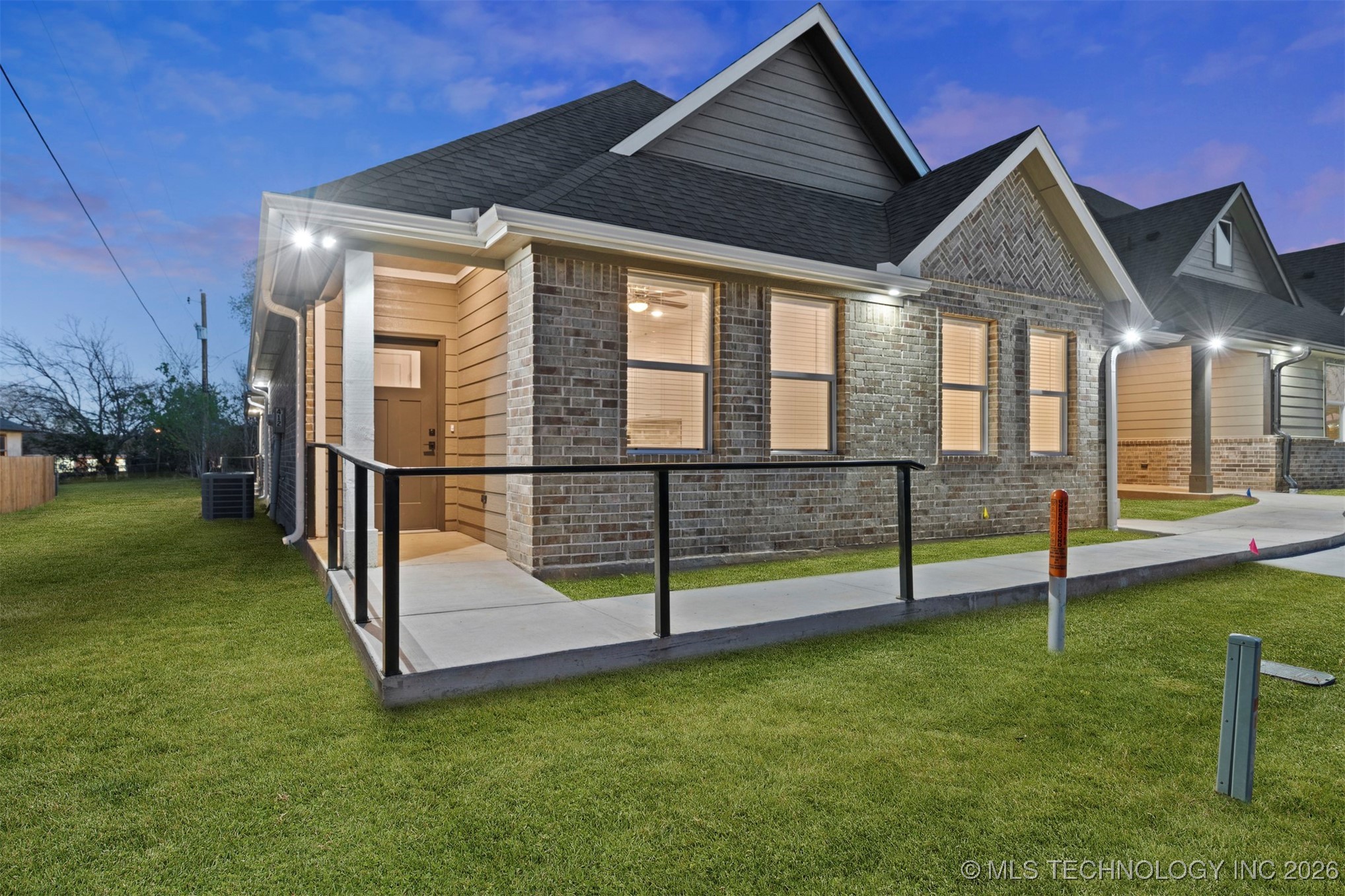 216 W Mccurtain Property Photo 16