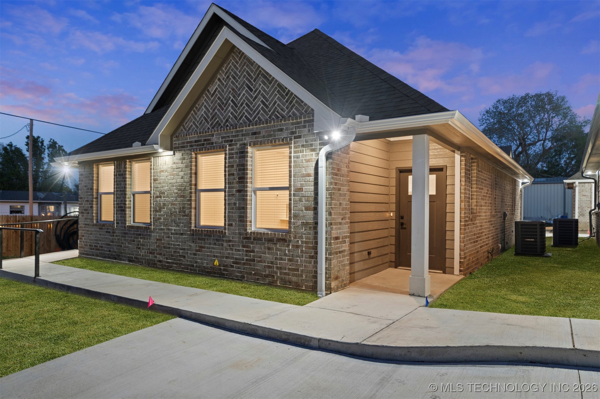 216 W Mccurtain Property Photo 19